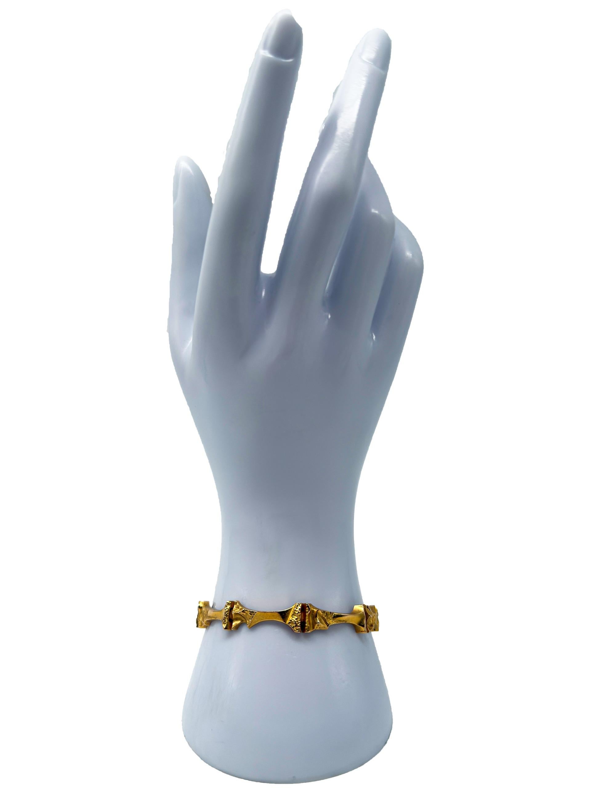 Cet élégant bracelet de la célèbre marque Lapponia met en valeur la fusion intemporelle du design scandinave et de l'artisanat d'orfèvrerie exceptionnel. Réalisée en or jaune 14 carats, cette pièce présente la structure de chaîne à barres et à
