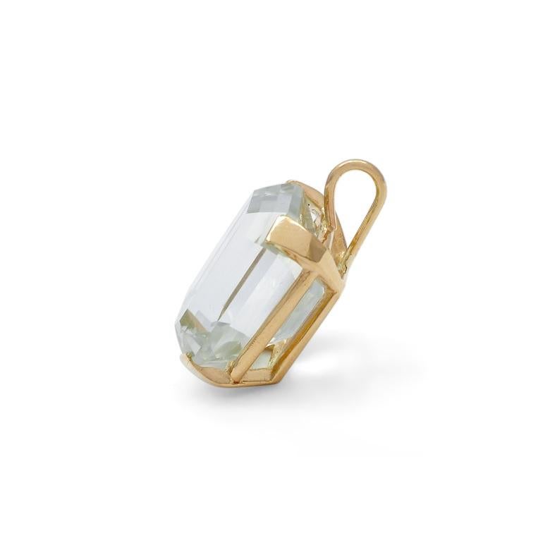 Gorgeous, Clear Blue Topaz Pendant
Features Prong-Set Emerald Cut Blue Topaz in 14k Yellow Gold Setting
Total Length of Pendant (Including Bail) = Appx 25 mm
Length of Stone = Appx 19 mm
Width of Stone = Appx 15 mm
Total Mass = 9.4 grams
Gorgeous
