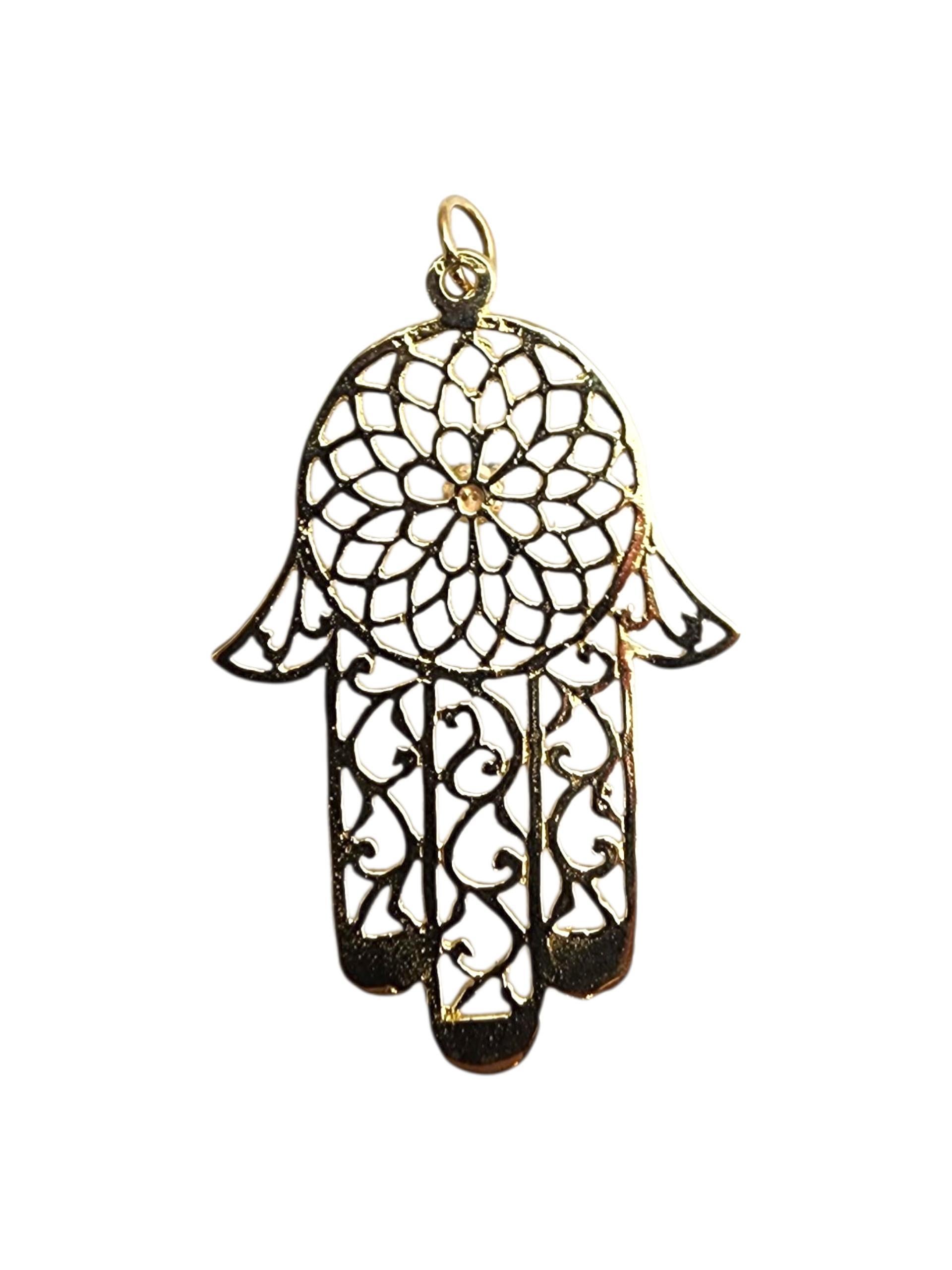 Colgante Hamsa Grande de Oro Amarillo de 14 K -

Este colgante Hamsa de oro amarillo de 14 quilates presenta un diseño finamente elaborado que simboliza la protección, la suerte y la buena fortuna. Con su acabado suave y pulido y su atractivo