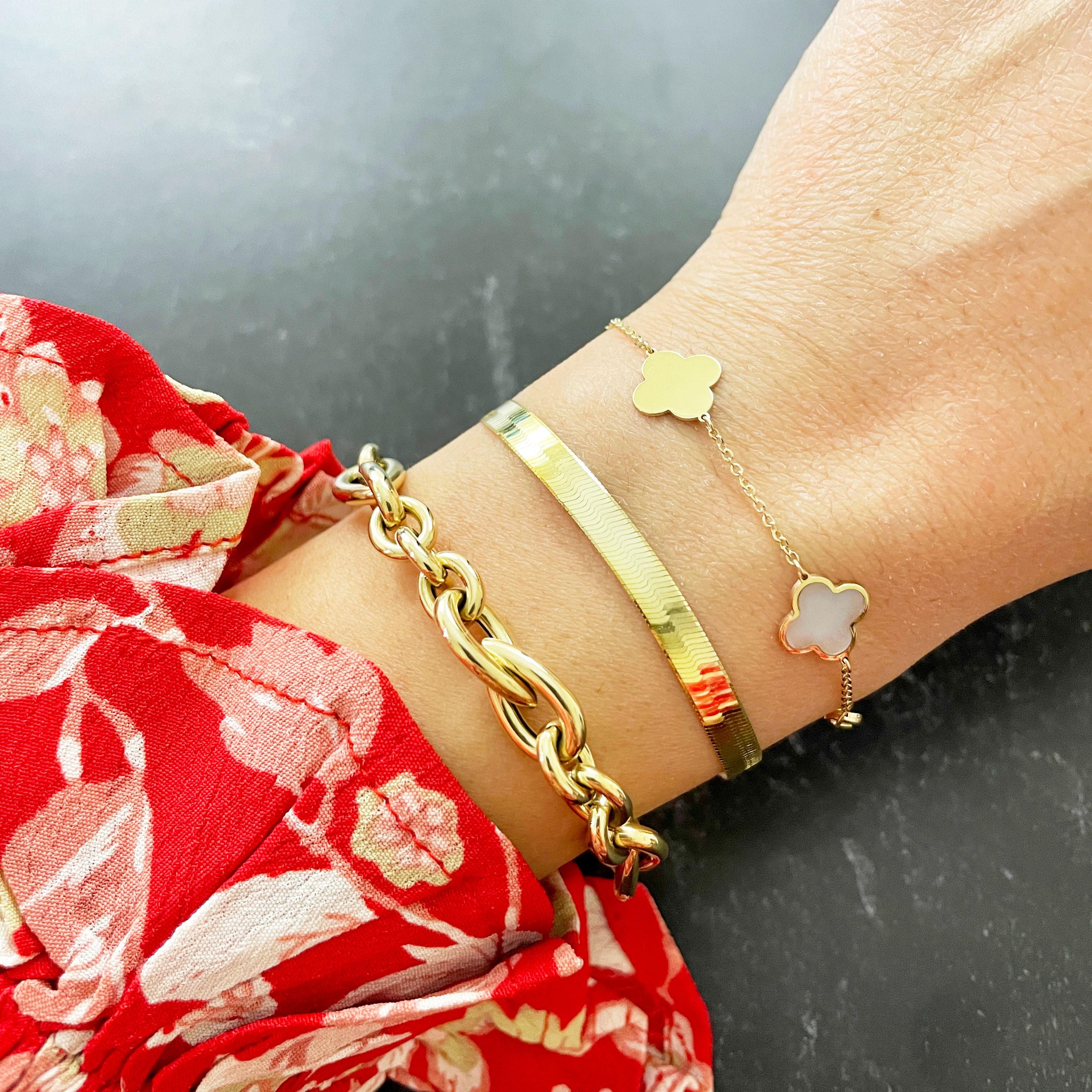 The 14k gold large herringbone bracelet is the perfect addition to bring together any outfit. Be sure to stack it for an elevated look!

14K Yellow Gold

Chain Length: 7 inches
Measures: 5 millimeters
Rectangle Lobster Clasp

Please note that