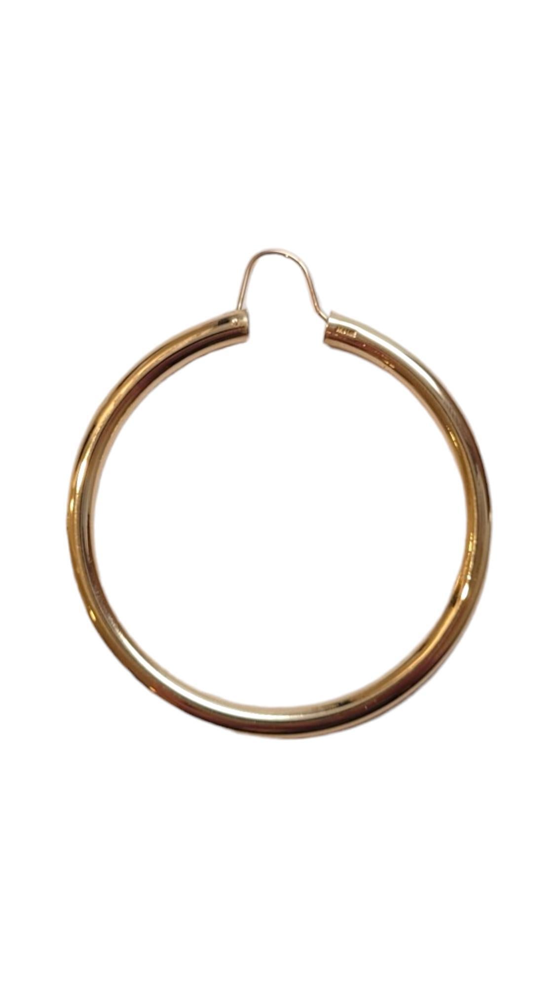 14K Gelbgold Große Reifenohrringe

Diese wunderschönen Reifchen sind das perfekte Accessoire, um Ihren Outfits einen Hauch von Glamour zu verleihen. 

Größe:  50,6 mm X 3,6 mm

Gewicht: 5,6 dwt/ 8,8 g

Punze: HAJ 14K

Sehr guter Zustand,