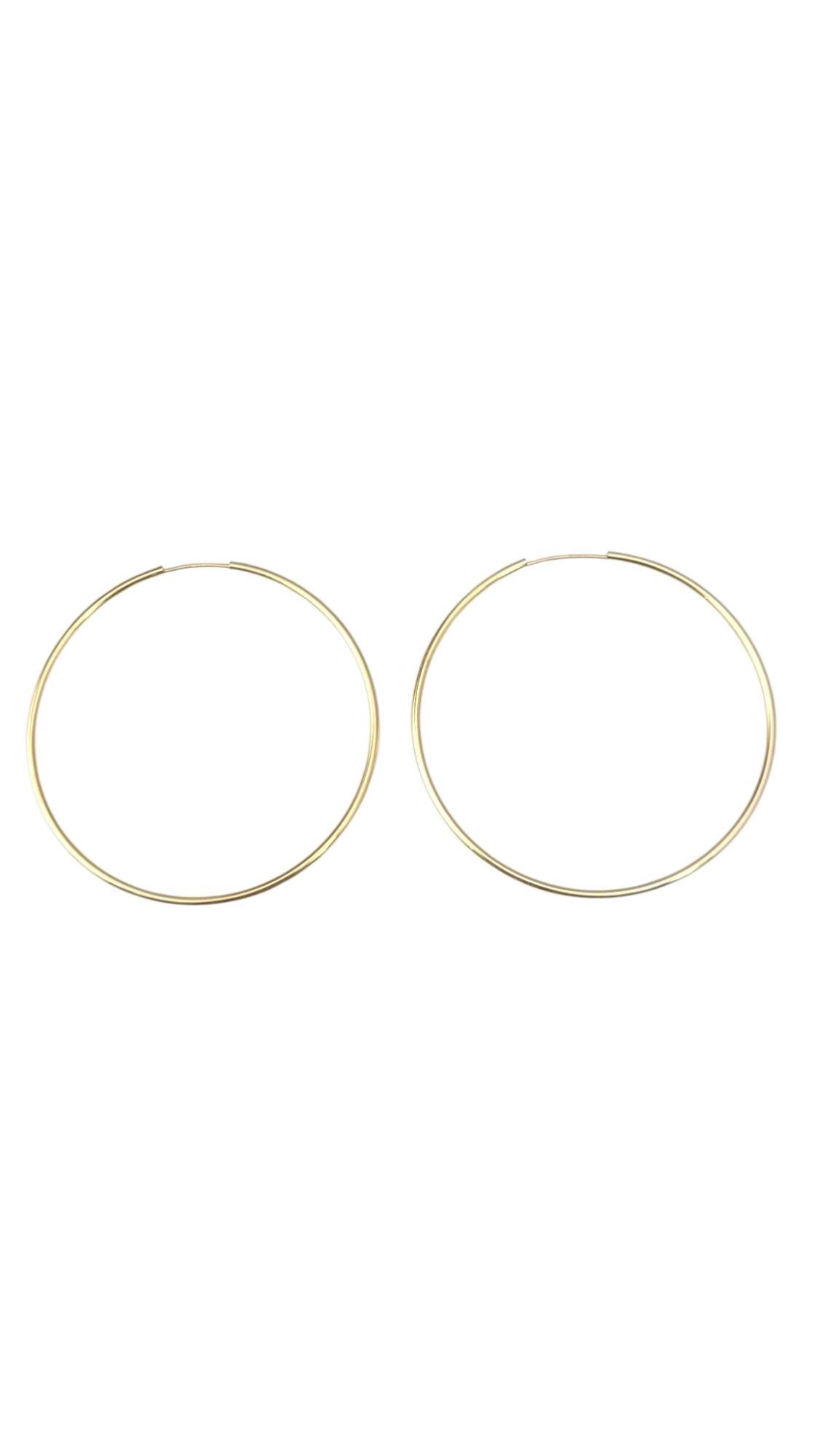 Boucles d'oreilles en or jaune 14K -

Ces boucles d'oreilles en or jaune 14 carats offrent un design intemporel et poli qui ajoute une touche d'élégance à n'importe quel look. Parfaites pour le quotidien ou les occasions spéciales, leur style