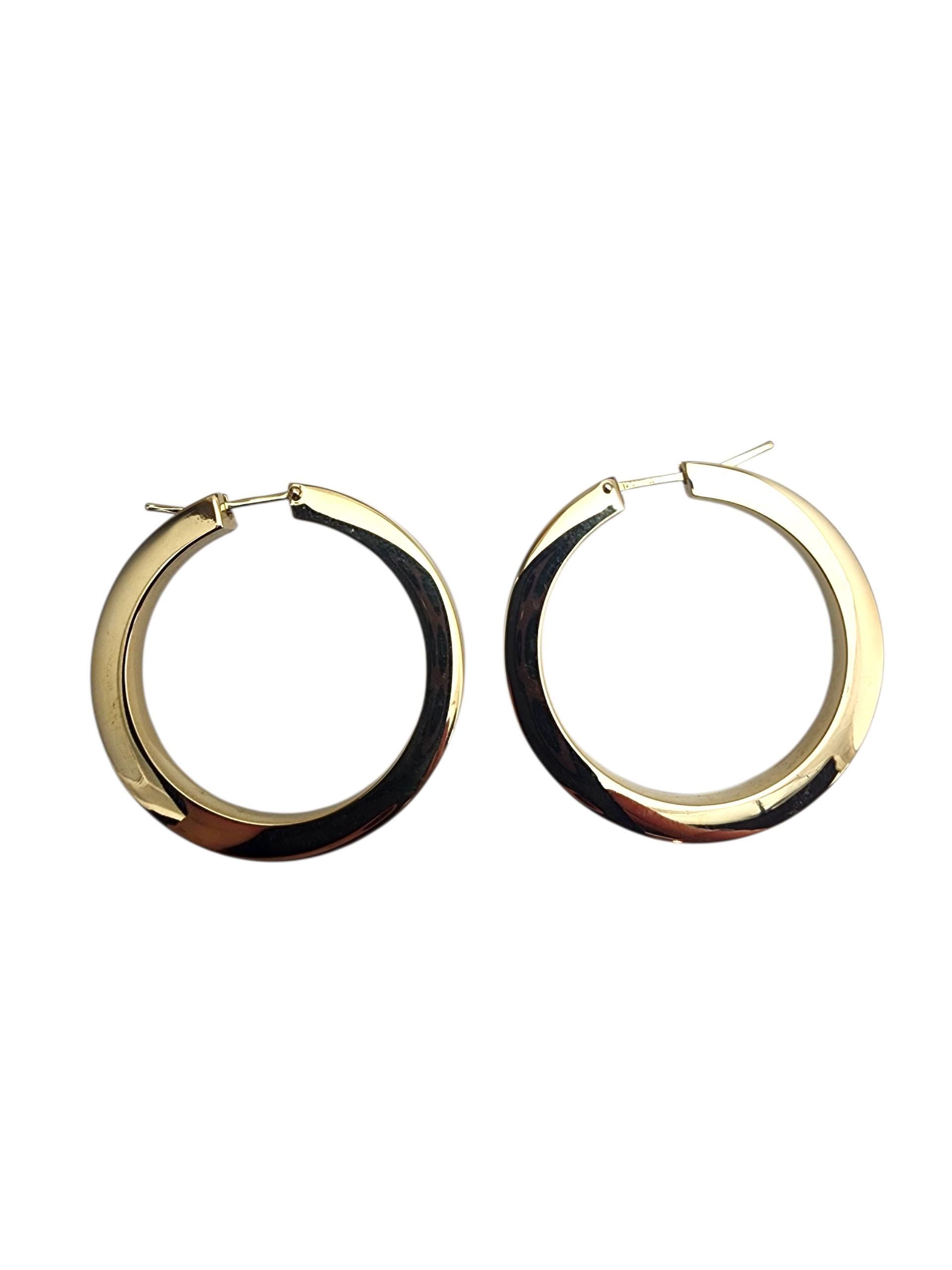Pendientes de aro de oro amarillo de 14 quilates -

Atemporales y versátiles, estos pendientes de aro de oro amarillo de 14 quilates presentan un acabado pulido clásico, que los convierte en el accesorio diario perfecto con una elegancia sin