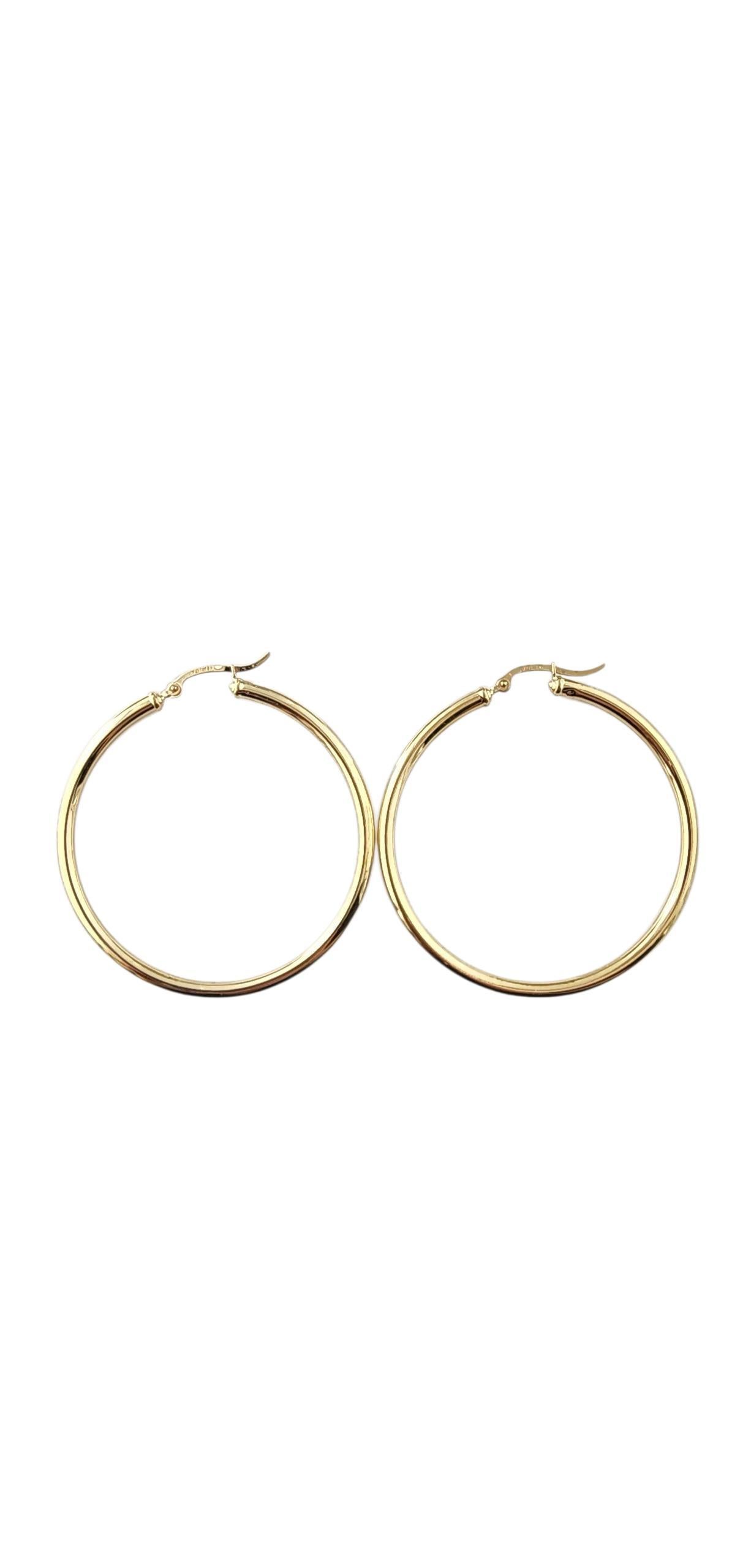 Boucles d'oreilles larges en or jaune 14k

Ces anneaux surdimensionnés offrent une finition élégante et polie qui attire la lumière et complète n'importe quel look.

Poinçon : YGI 14k

Poids : 4,4g/ 2,8dwt

Taille : 52.6mm X 3mm

Très bon état et