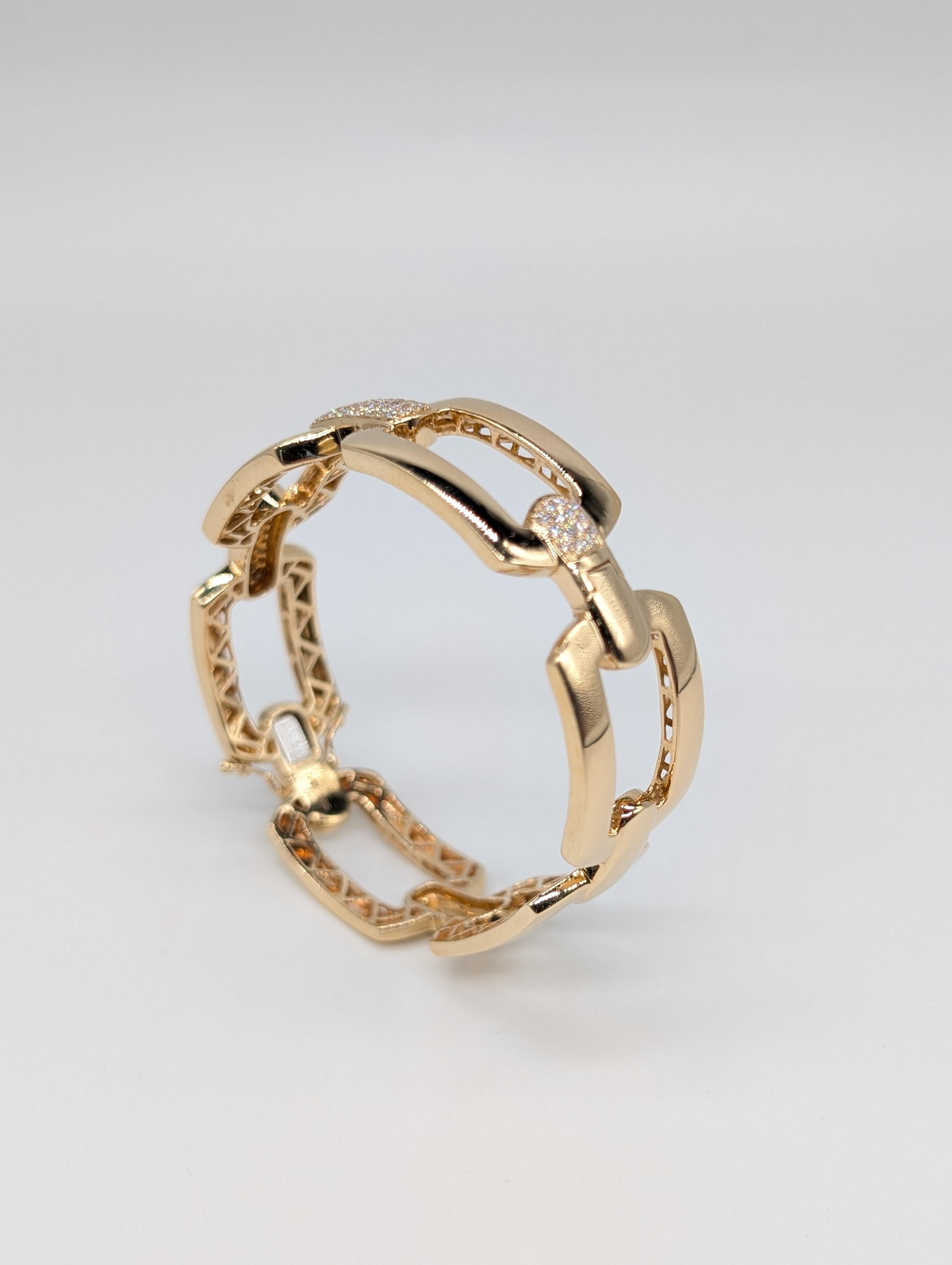 Faites une déclaration audacieuse et élégante avec ce grand bracelet à maillons en or jaune 14 carats, doté d'un design moderne frappant et de détails luxueux. Chaque maillon rectangulaire audacieux est fabriqué en or poli, tandis que certains