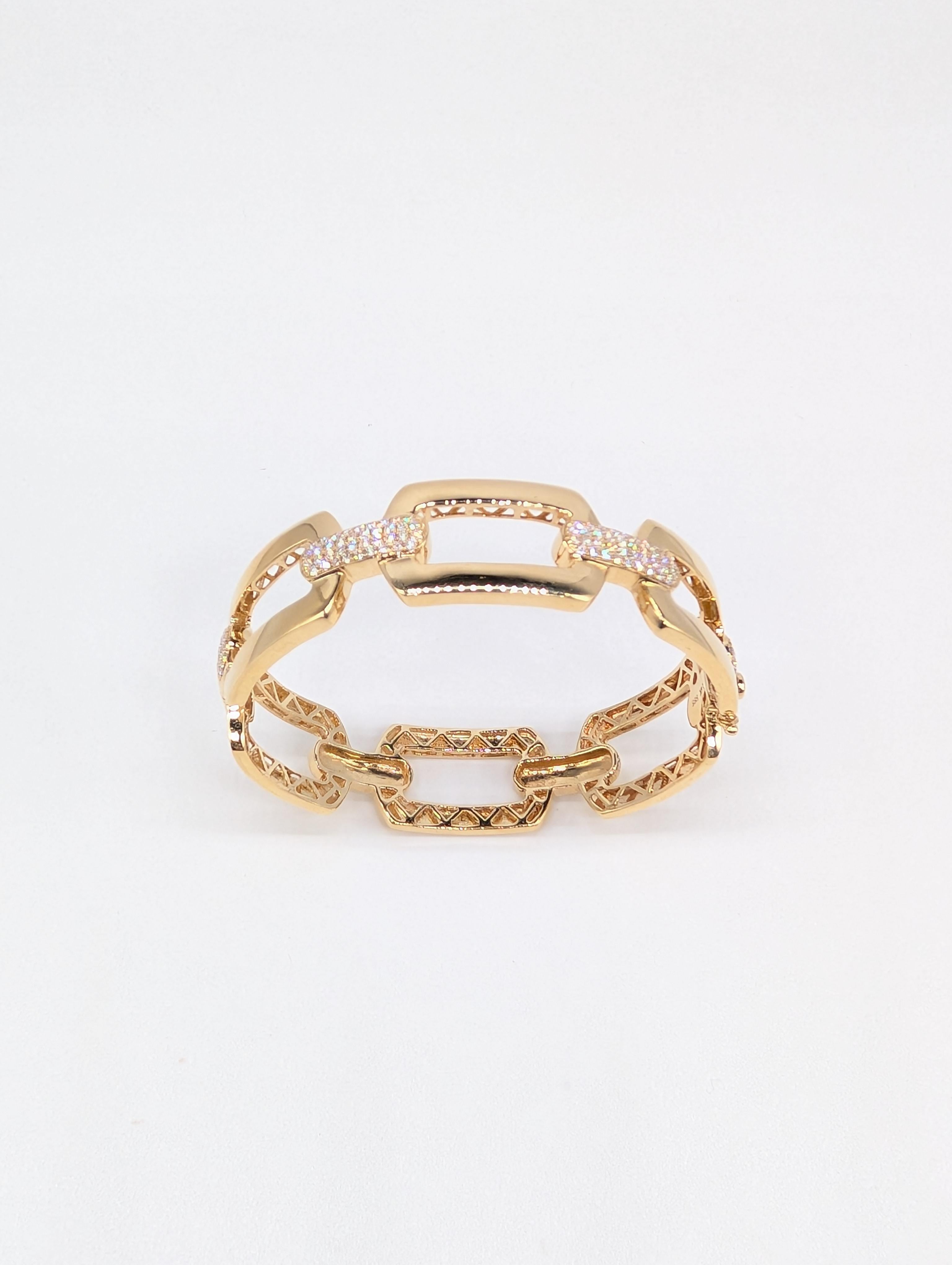 Taille ronde Bracelet en or jaune 14K à larges maillons avec diamants sertis en pavé totalisant 0,75ct. en vente