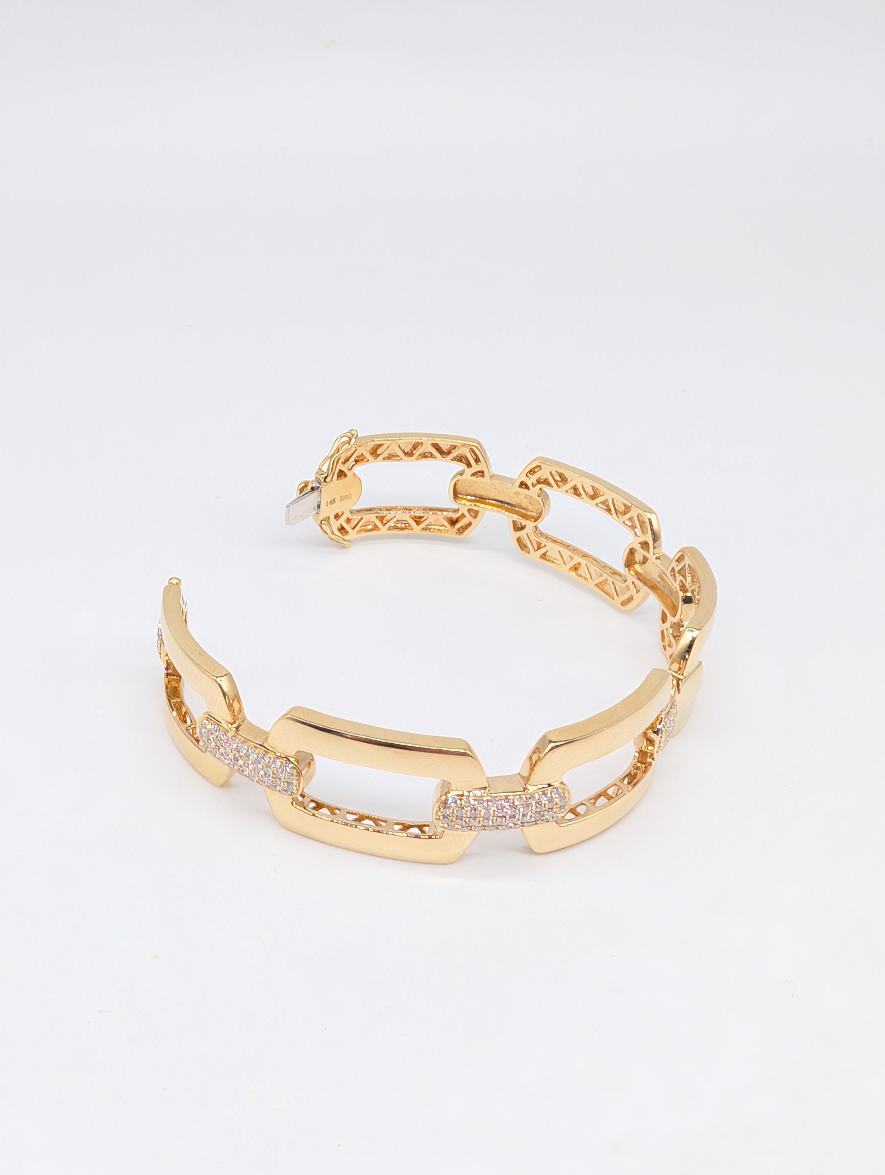 Bracelet en or jaune 14K à larges maillons avec diamants sertis en pavé totalisant 0,75ct. Neuf - En vente à New York, US