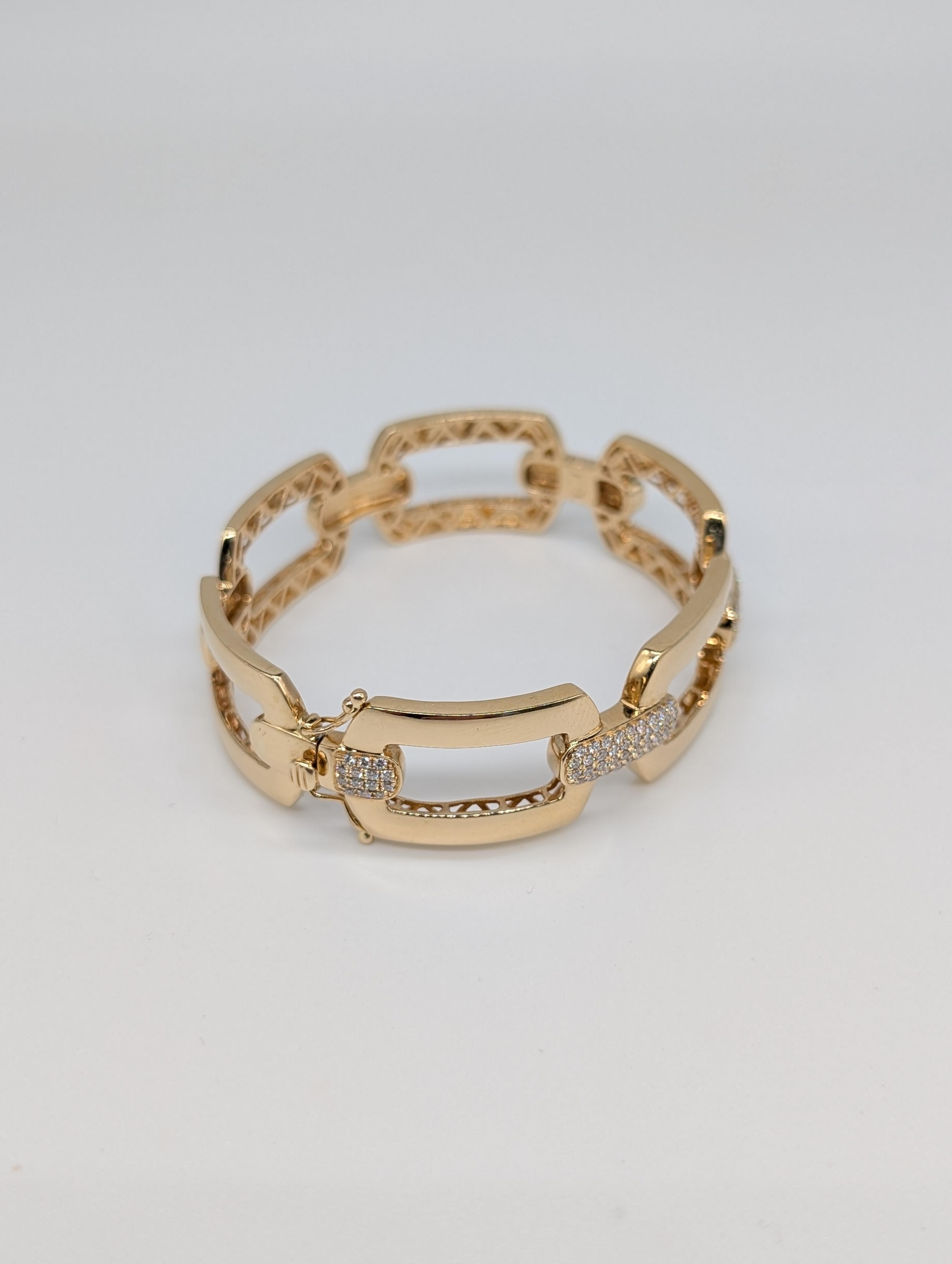 Bracelet en or jaune 14K à larges maillons avec diamants sertis en pavé totalisant 0,75ct. Pour femmes en vente