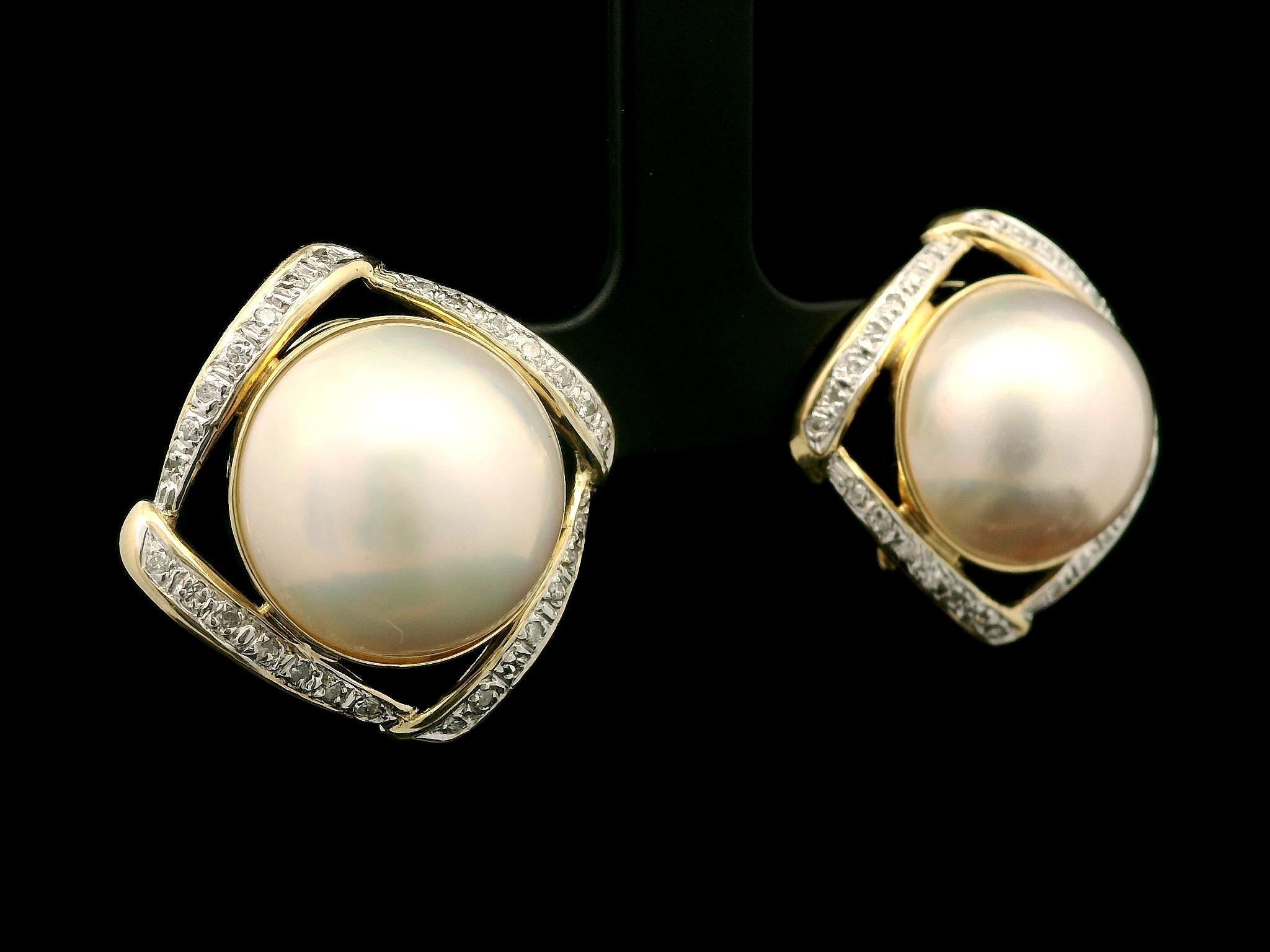 Taille ronde Boucles d'oreilles Omega en or jaune 14k avec perles de Mabe et diamants en vente
