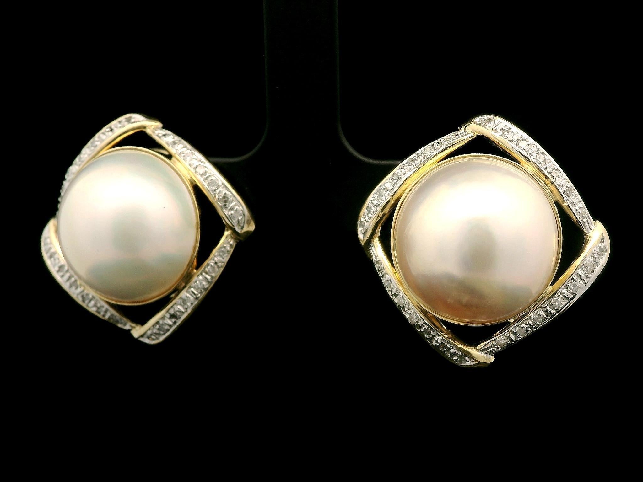 Boucles d'oreilles Omega en or jaune 14k avec perles de Mabe et diamants Excellent état - En vente à Montclair, NJ