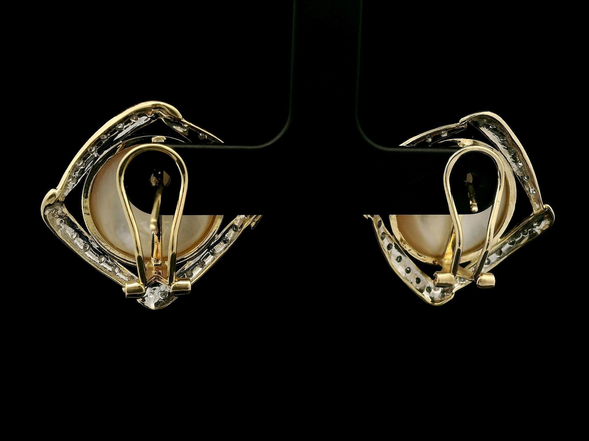 Boucles d'oreilles Omega en or jaune 14k avec perles de Mabe et diamants Pour femmes en vente