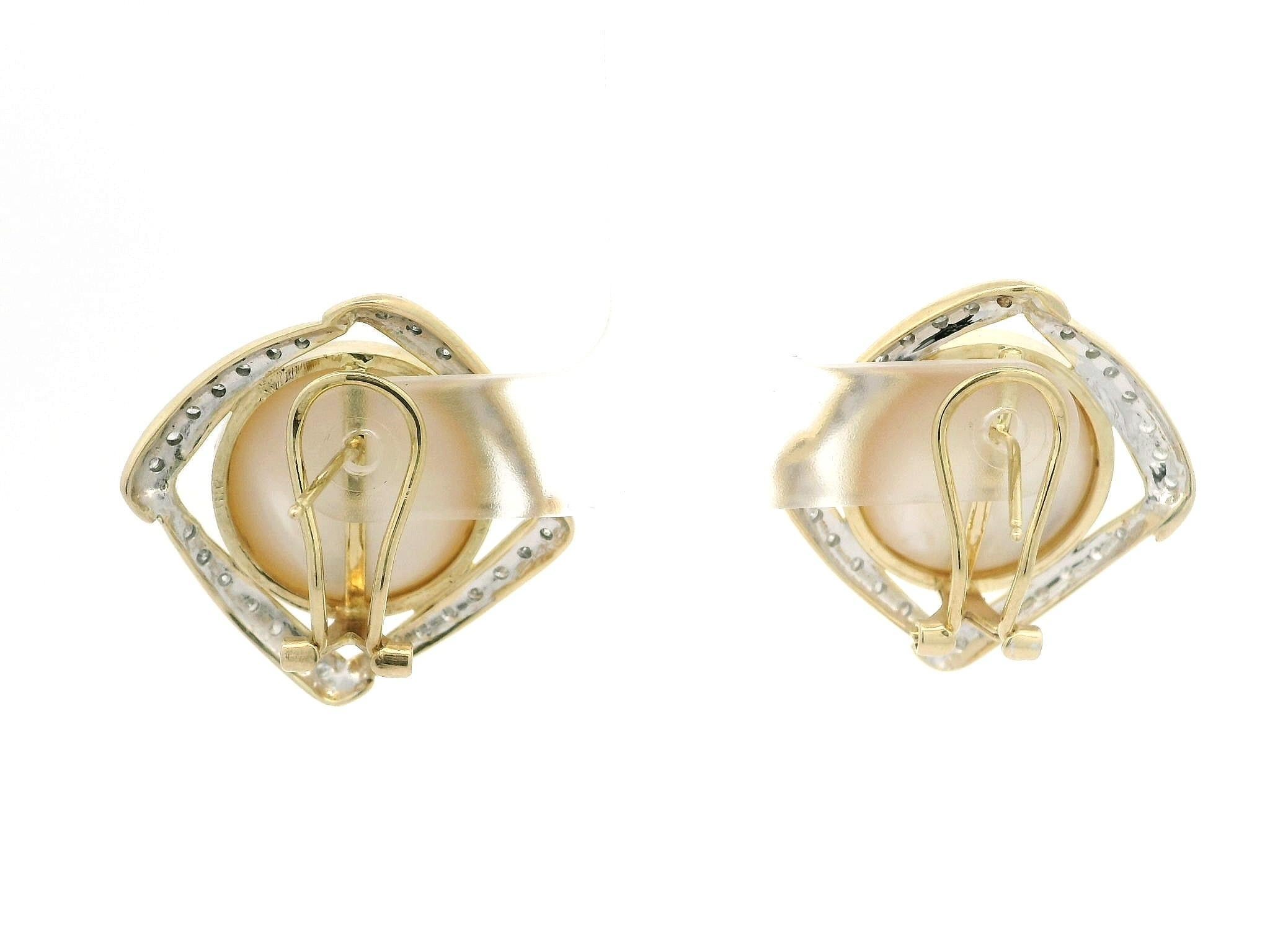 Boucles d'oreilles Omega en or jaune 14k avec perles de Mabe et diamants en vente 1