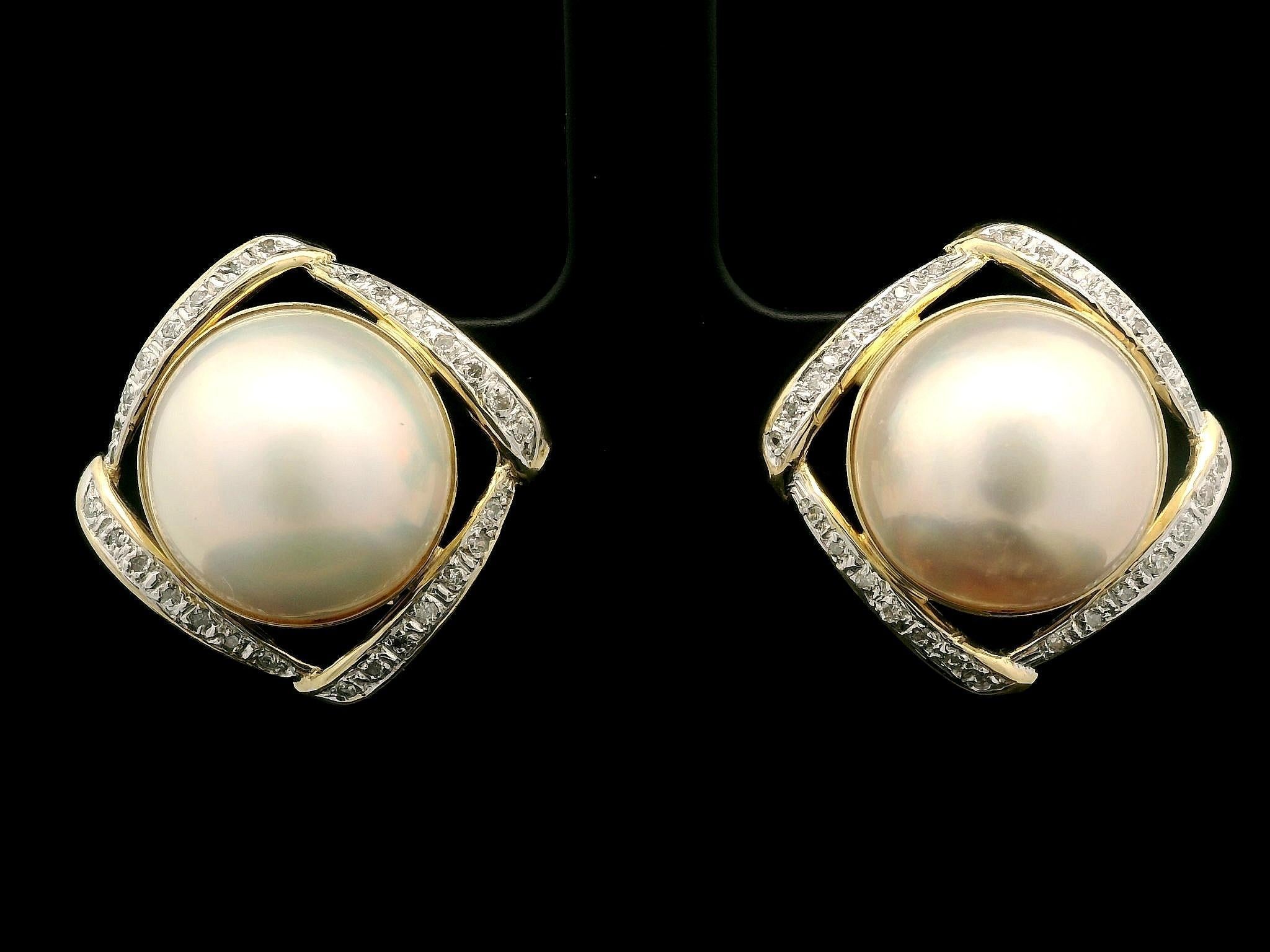 Boucles d'oreilles Omega en or jaune 14k avec perles de Mabe et diamants en vente 2