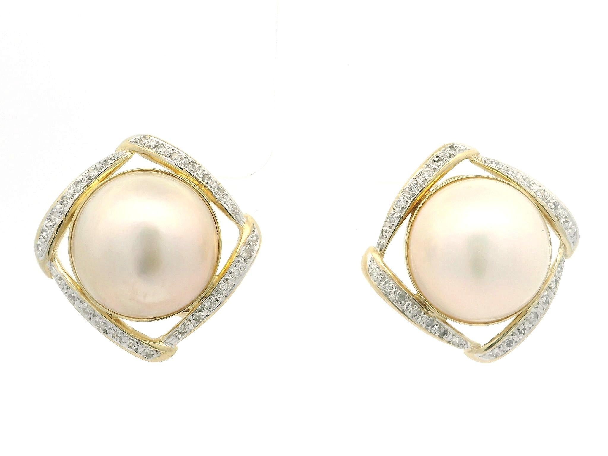 Boucles d'oreilles Omega en or jaune 14k avec perles de Mabe et diamants en vente 3