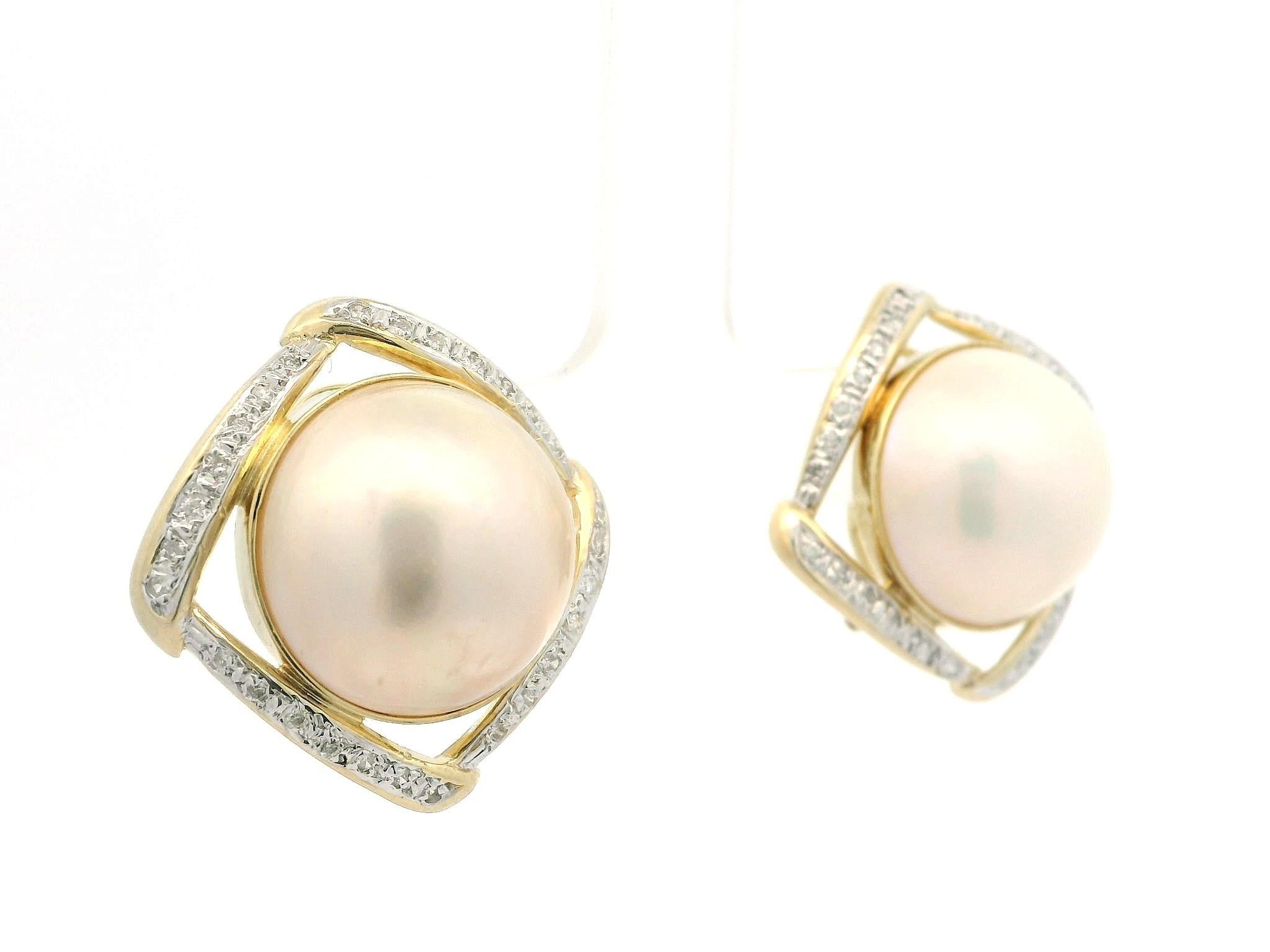 Boucles d'oreilles Omega en or jaune 14k avec perles de Mabe et diamants en vente 4
