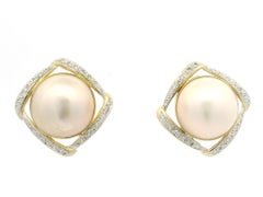 Boucles d'oreilles Omega en or jaune 14k avec perles de Mabe et diamants