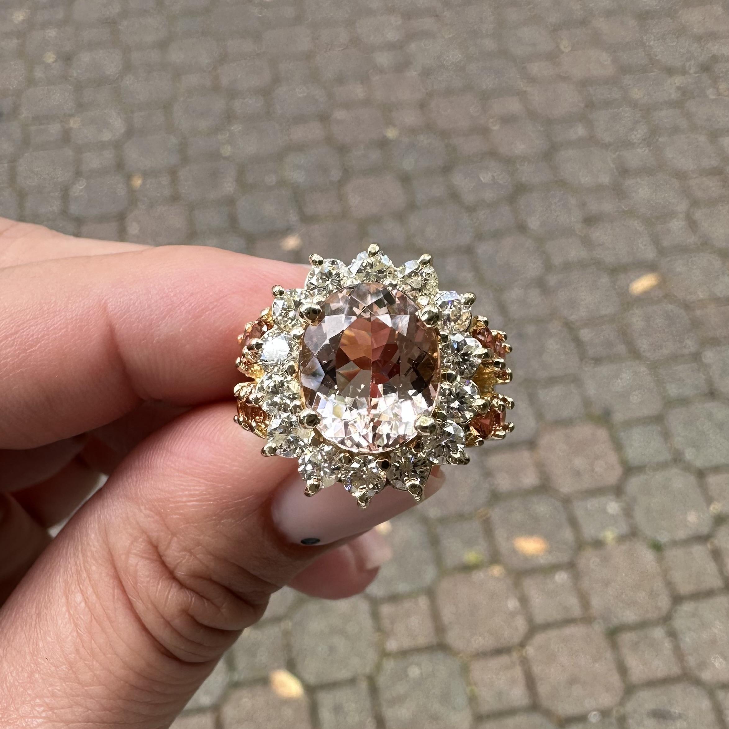 Anello in oro giallo 14k con morganite grande e diamanti da 1,50 ct. in vendita 11