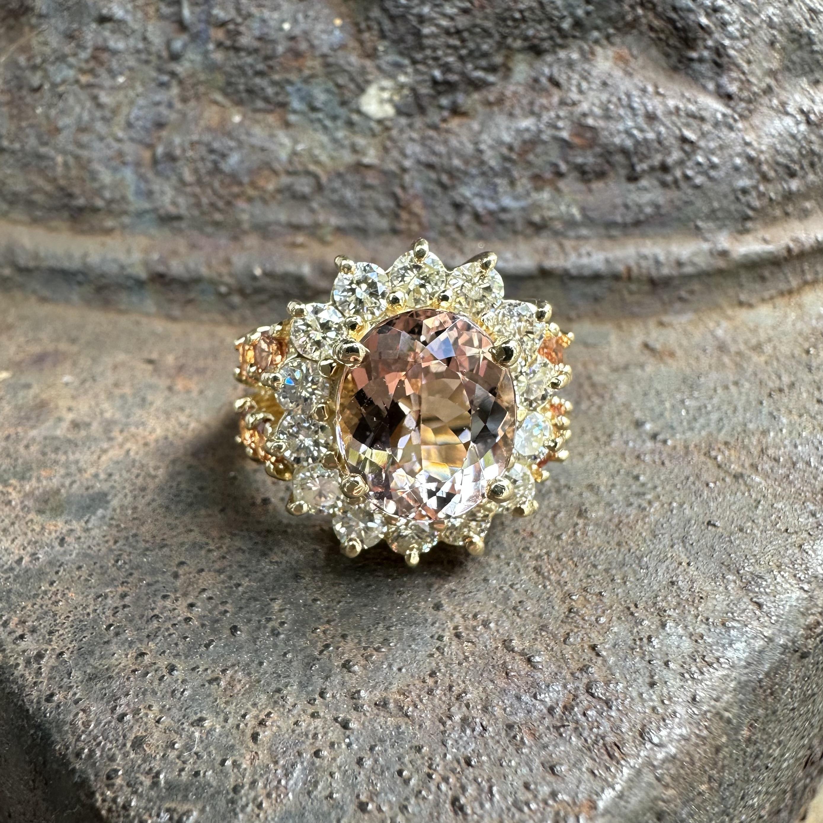 Anello in oro giallo 14k con morganite grande e diamanti da 1,50 ct. in vendita 12