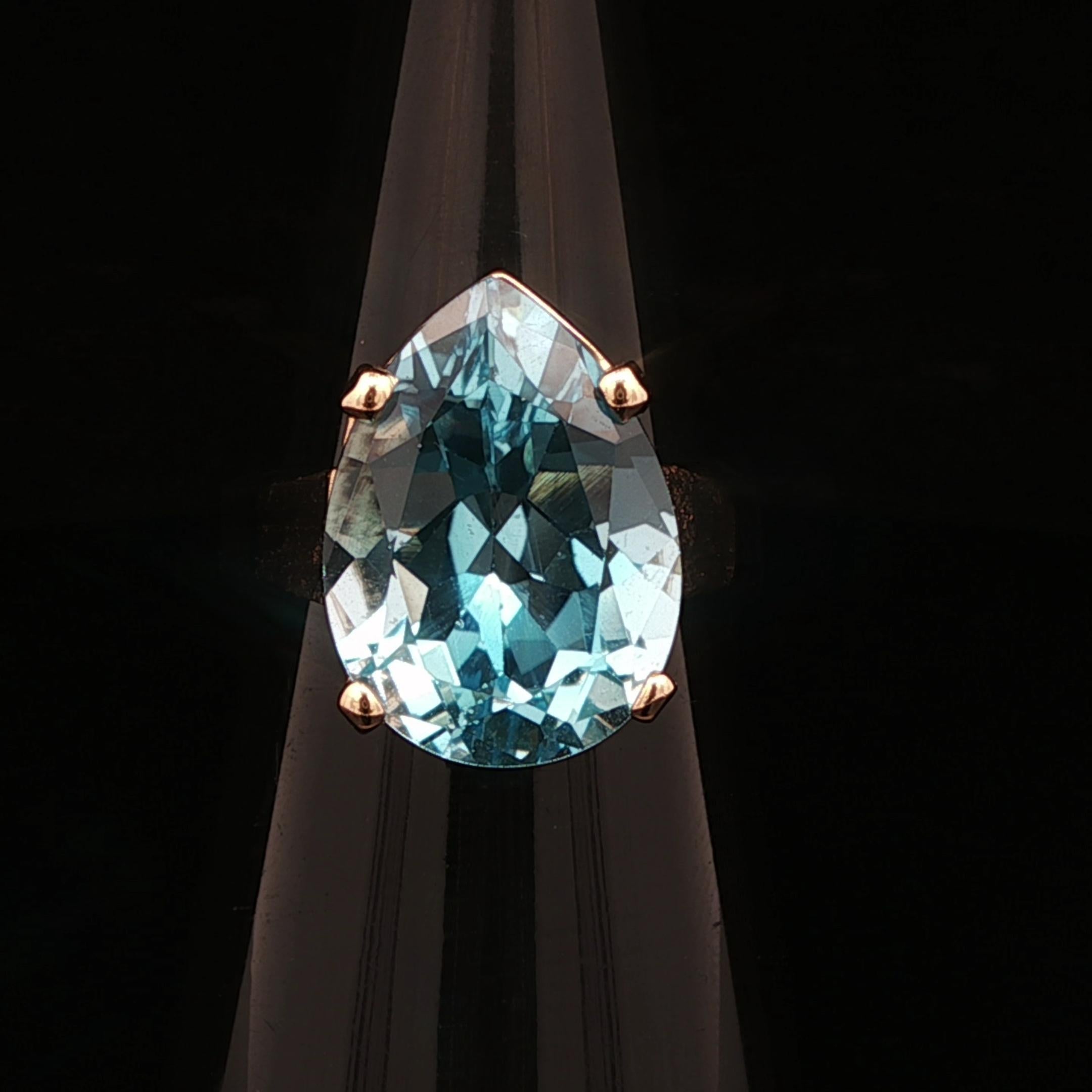 Bague solitaire en or jaune 14k avec topaze bleue suisse en forme de poire en vente 8