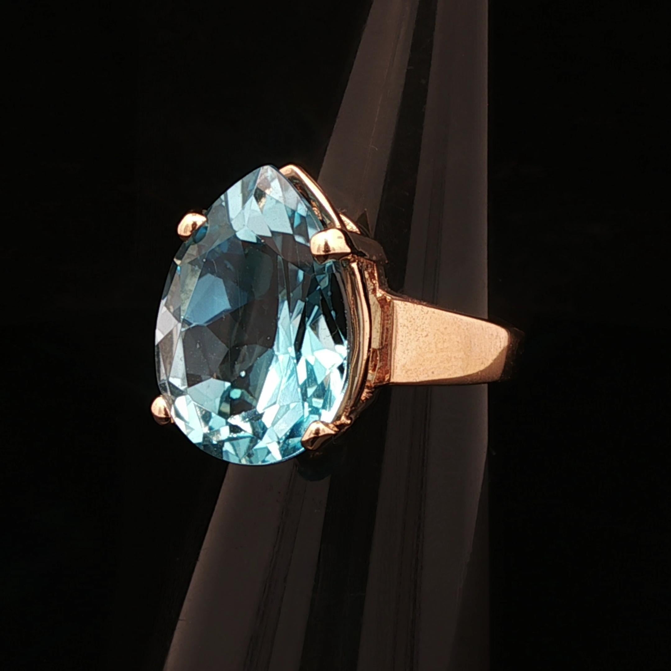 Taille poire Bague solitaire en or jaune 14k avec topaze bleue suisse en forme de poire en vente