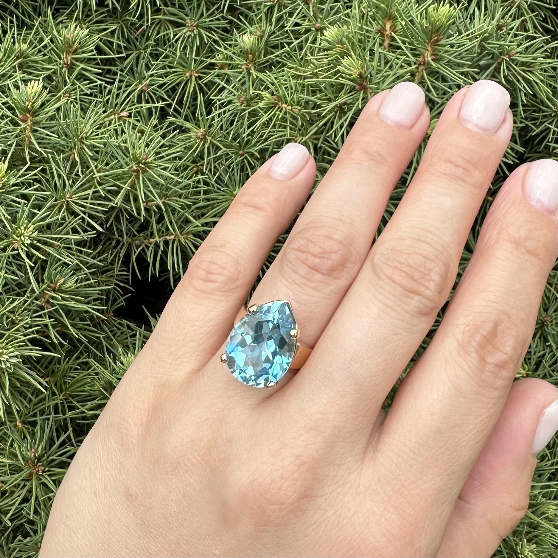 Bague solitaire en or jaune 14k avec topaze bleue suisse en forme de poire Excellent état - En vente à Montclair, NJ