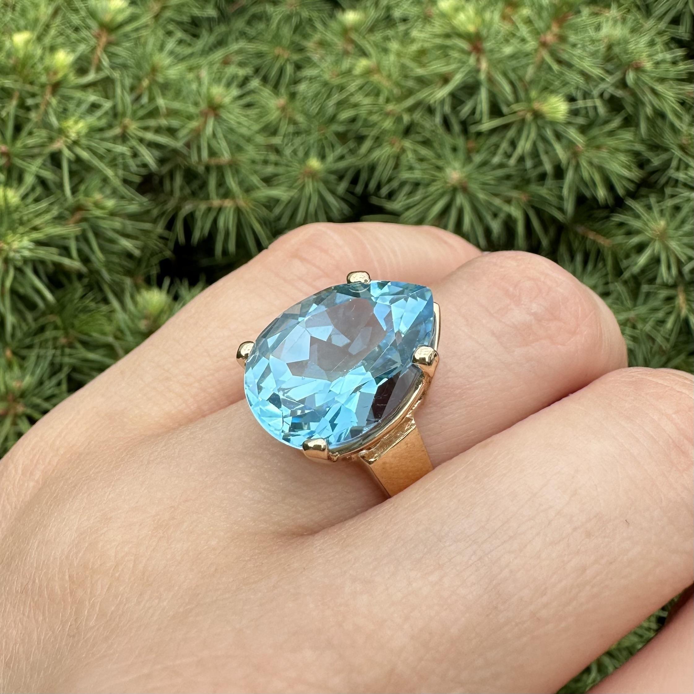 Bague solitaire en or jaune 14k avec topaze bleue suisse en forme de poire Pour femmes en vente