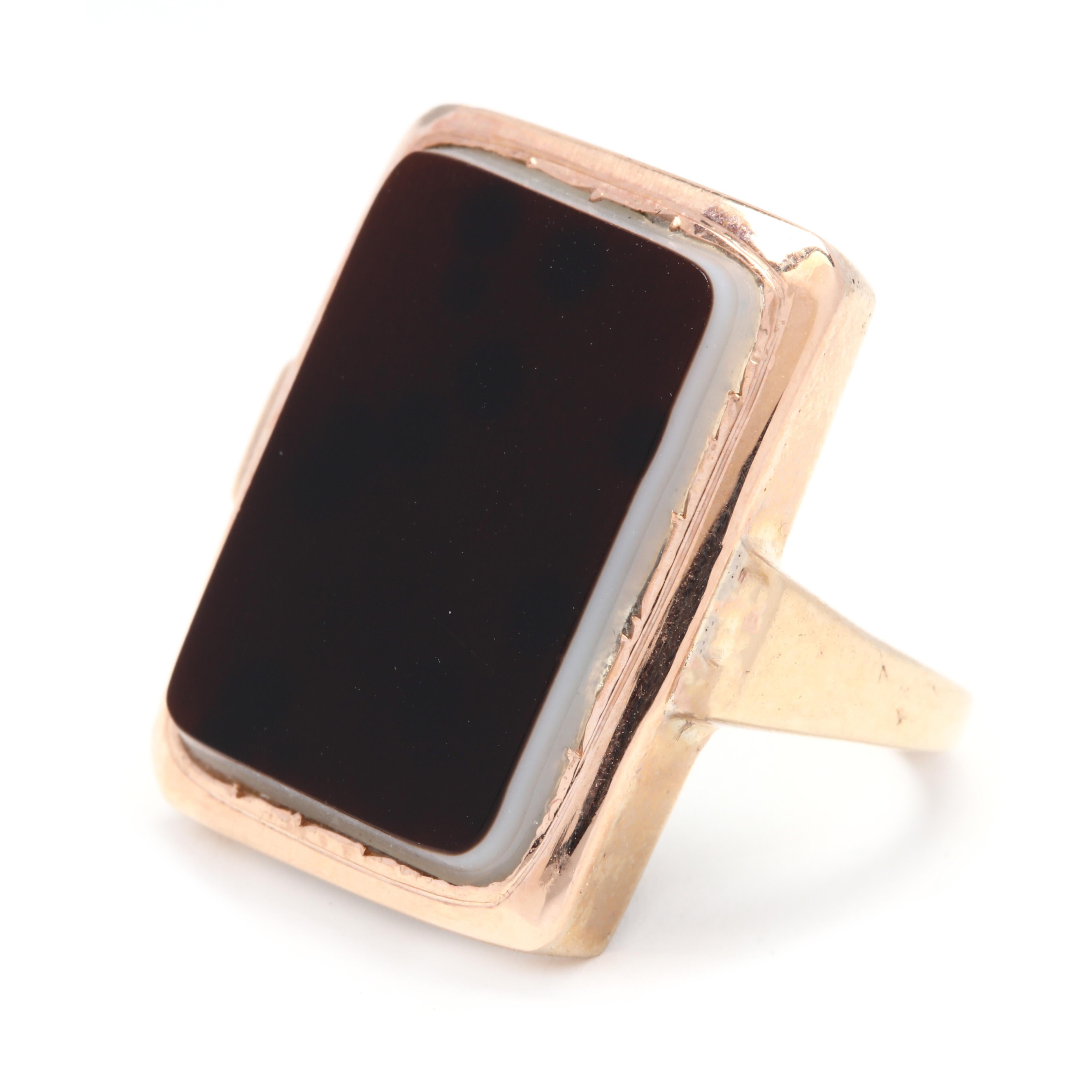 14 Karat Yellow Gold Large Rectangular Sardonyx Ring In Good Condition In McLeansville, NC