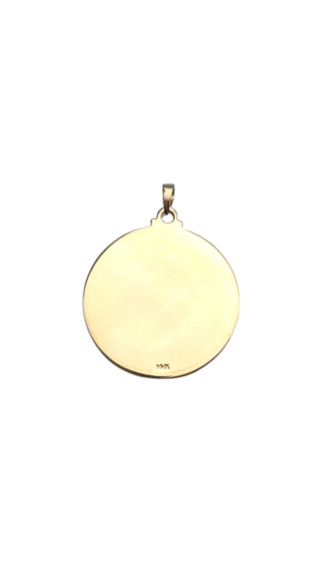 Pendentif Saint Antoine en or jaune 14K

Réalisé en or jaune 14 carats, ce pendentif représente saint Antoine avec l'inscription 