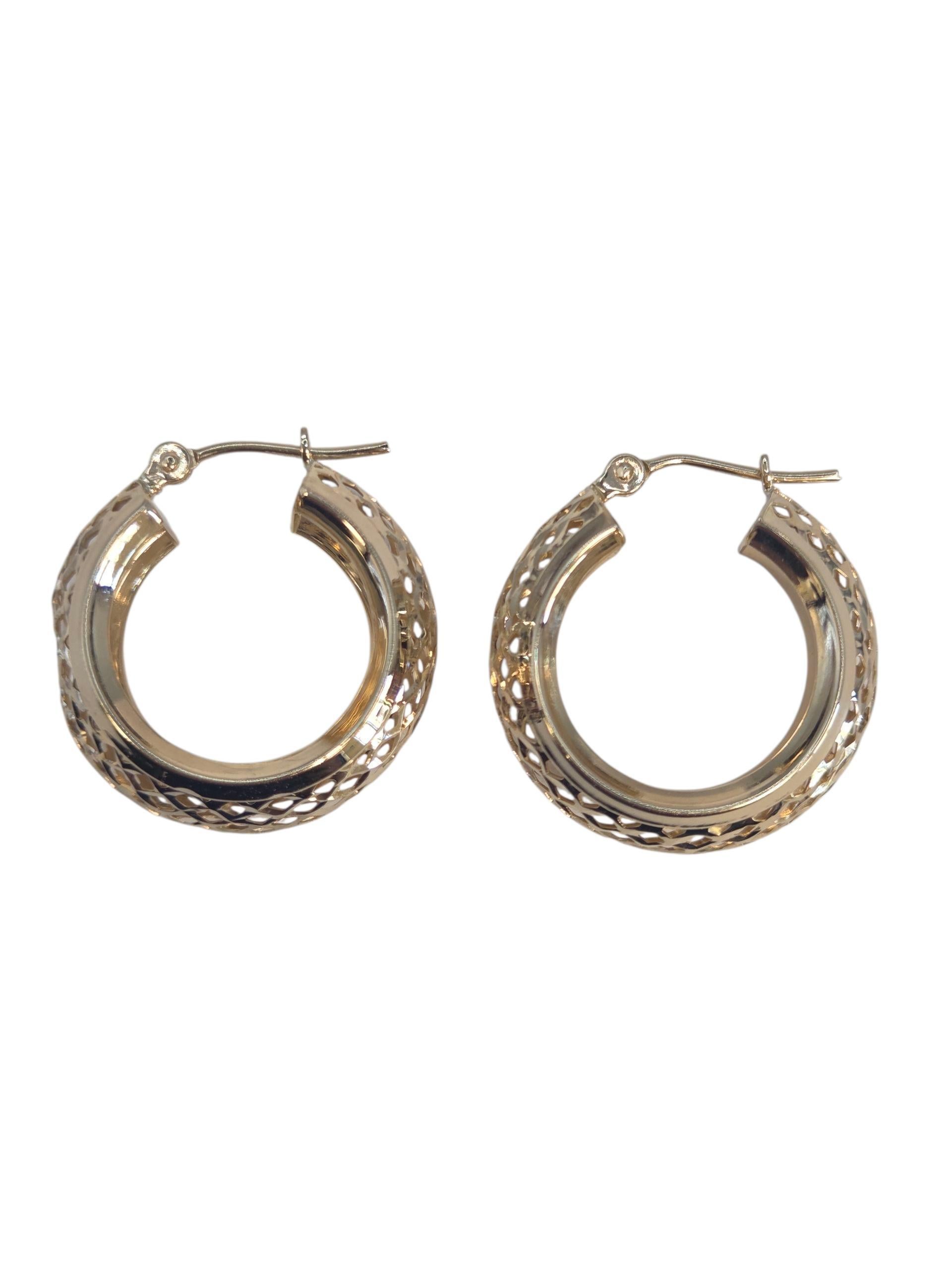 Boucles d'oreilles légères en or jaune 14K à motif de treillis

Réalisées en or jaune 14 carats, ces boucles d'oreilles présentent un motif en treillis complexe, à la fois aérien et élégant. Légers et polyvalents, ils offrent un mouvement délicat et