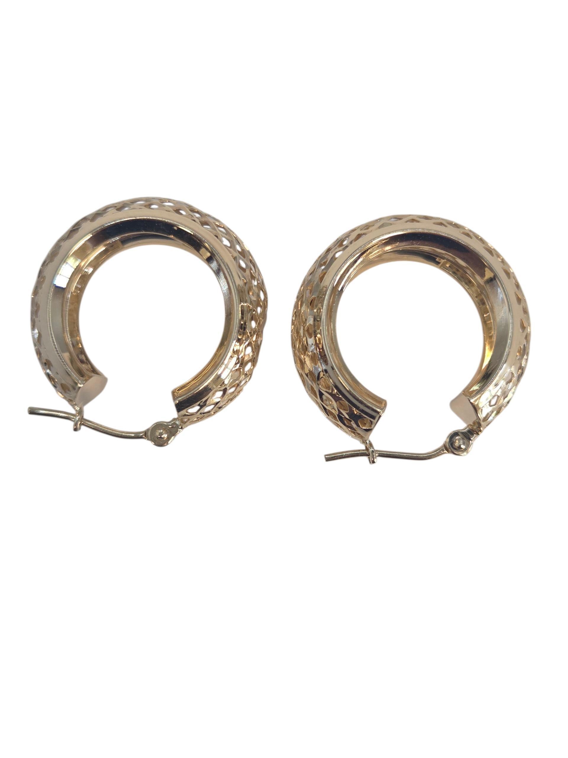 Contemporain Boucles d'oreilles légères en or jaune 14K à motif de treillis #23546 en vente