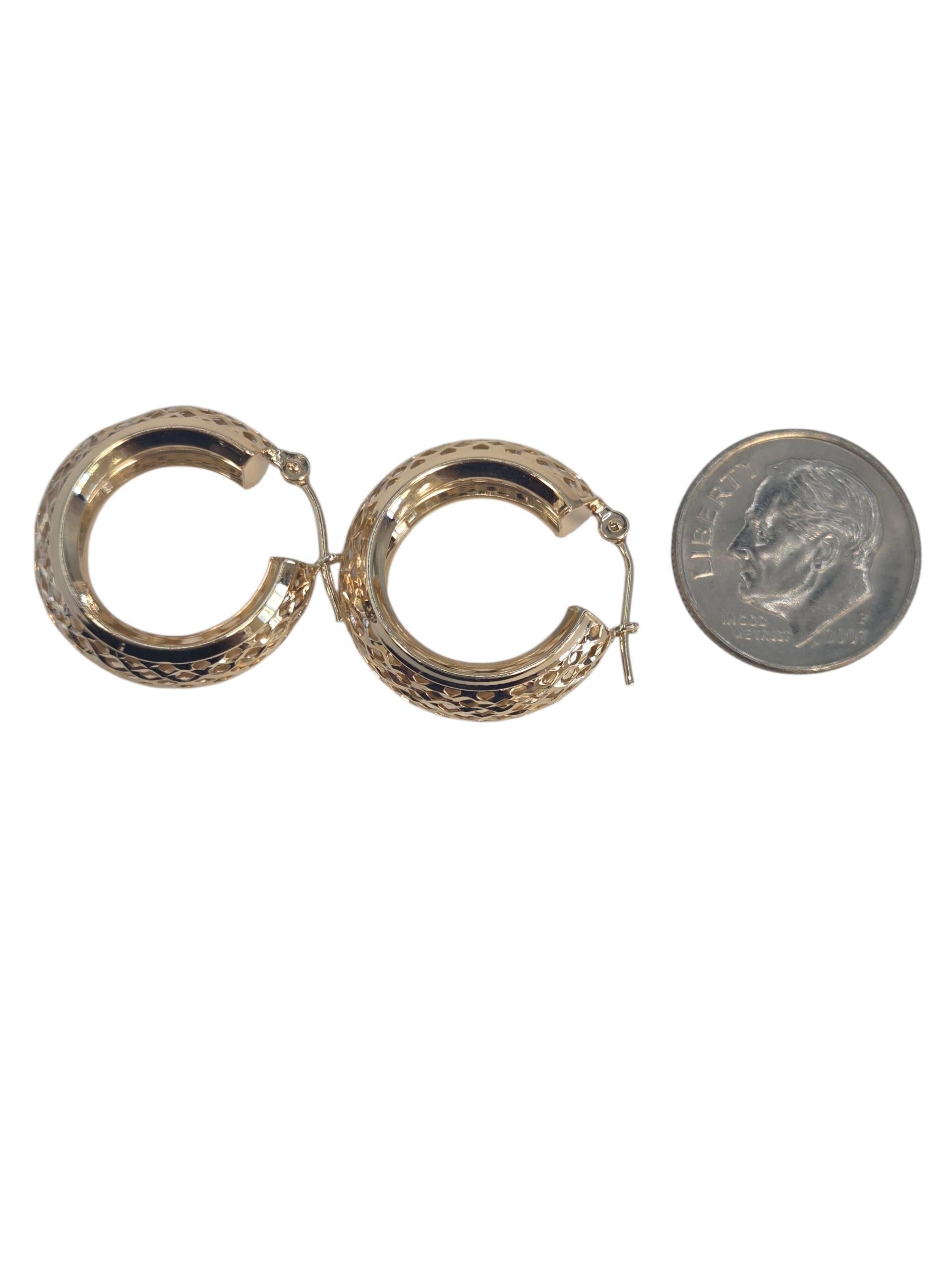 Boucles d'oreilles légères en or jaune 14K à motif de treillis #23546 en vente 2