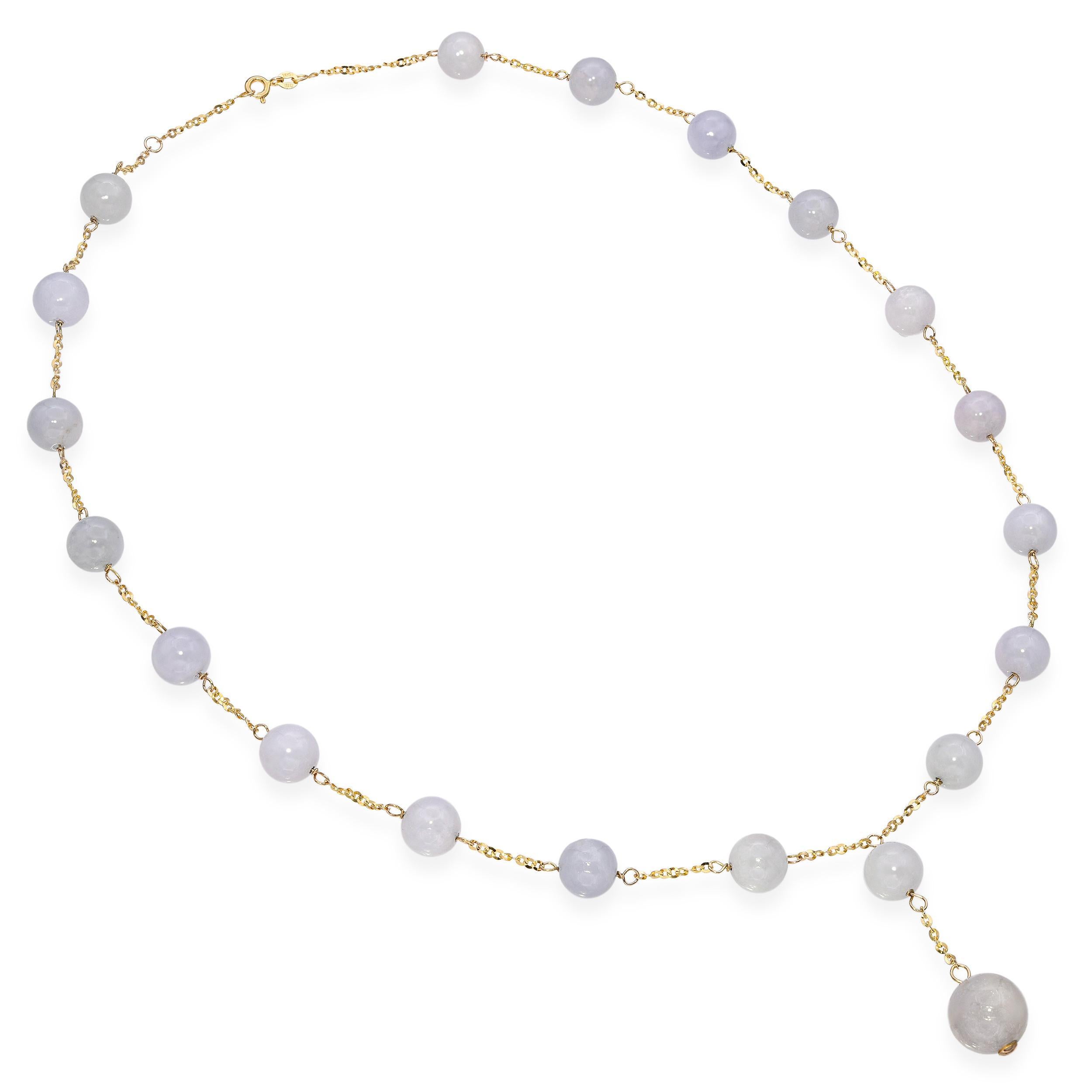 Delicata collana station in oro giallo 14k con perle rotonde di giada lavanda lucidate e distanziate uniformemente lungo una sottile catena d'oro. Il design culmina in una graziosa goccia a forma di Y con una perla di giada più grande alla base,