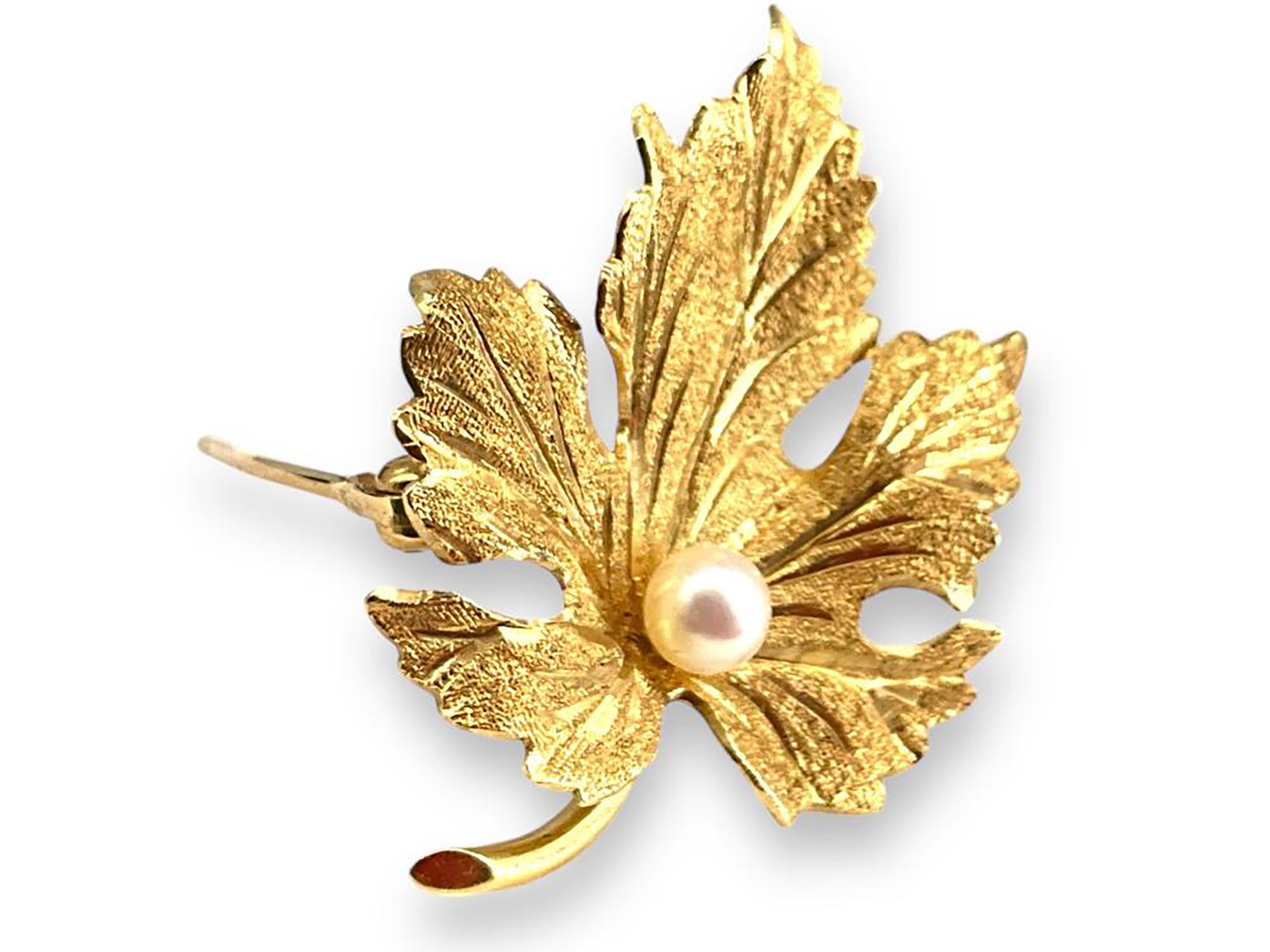 Round Cut 14K Yellow Gold Leaf Brooch with 4mm Round Cultured Pearl For Sale