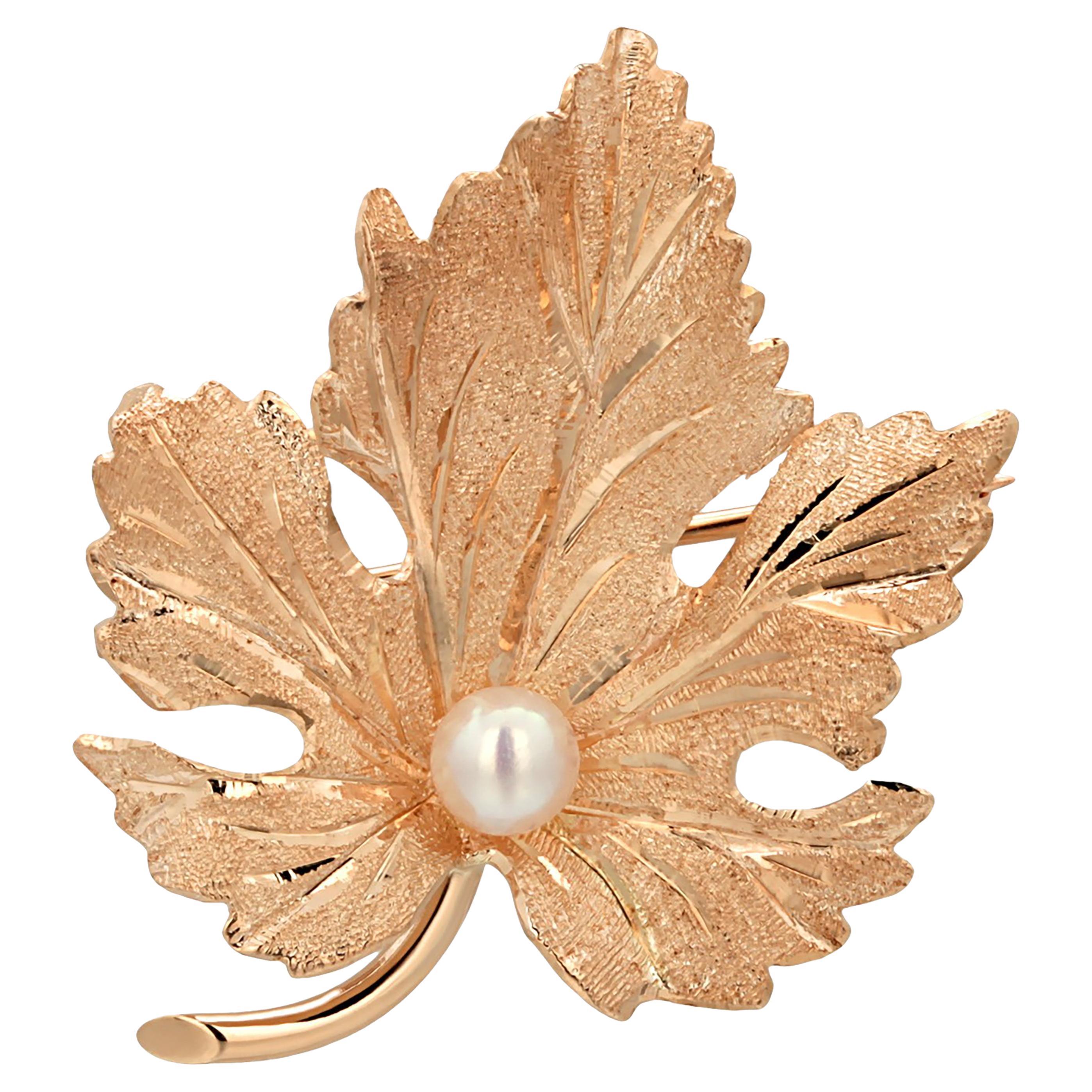 Broche Hoja de Oro Amarillo de 14K con Perla Cultivada Redonda de 4mm