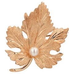 Spilla a foglia in oro giallo 14K con perla coltivata rotonda da 4 mm