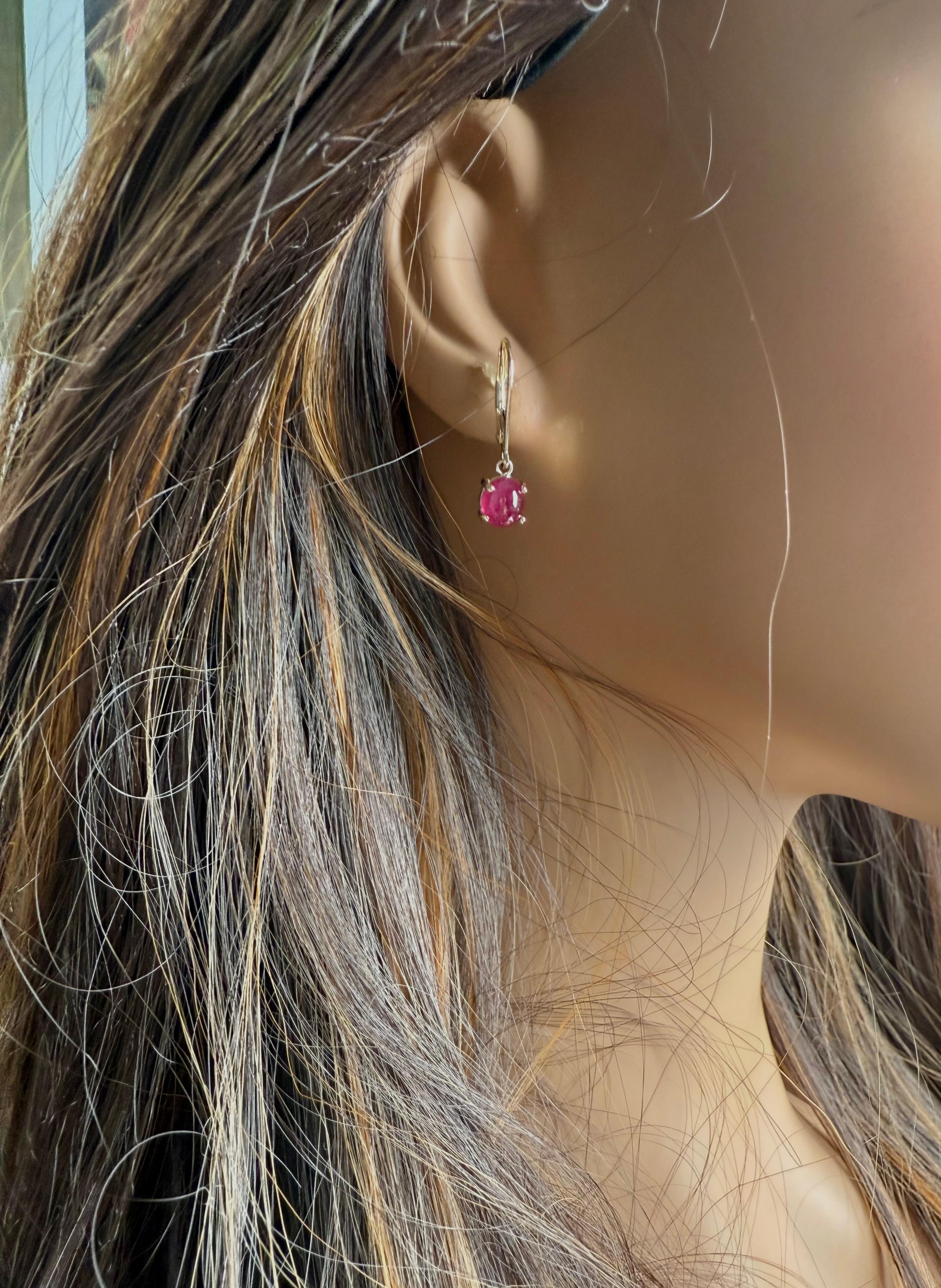 Pendientes de oro amarillo de 14 quilates con rubíes cabujón a juego de 2,50 quilates Moderno en venta