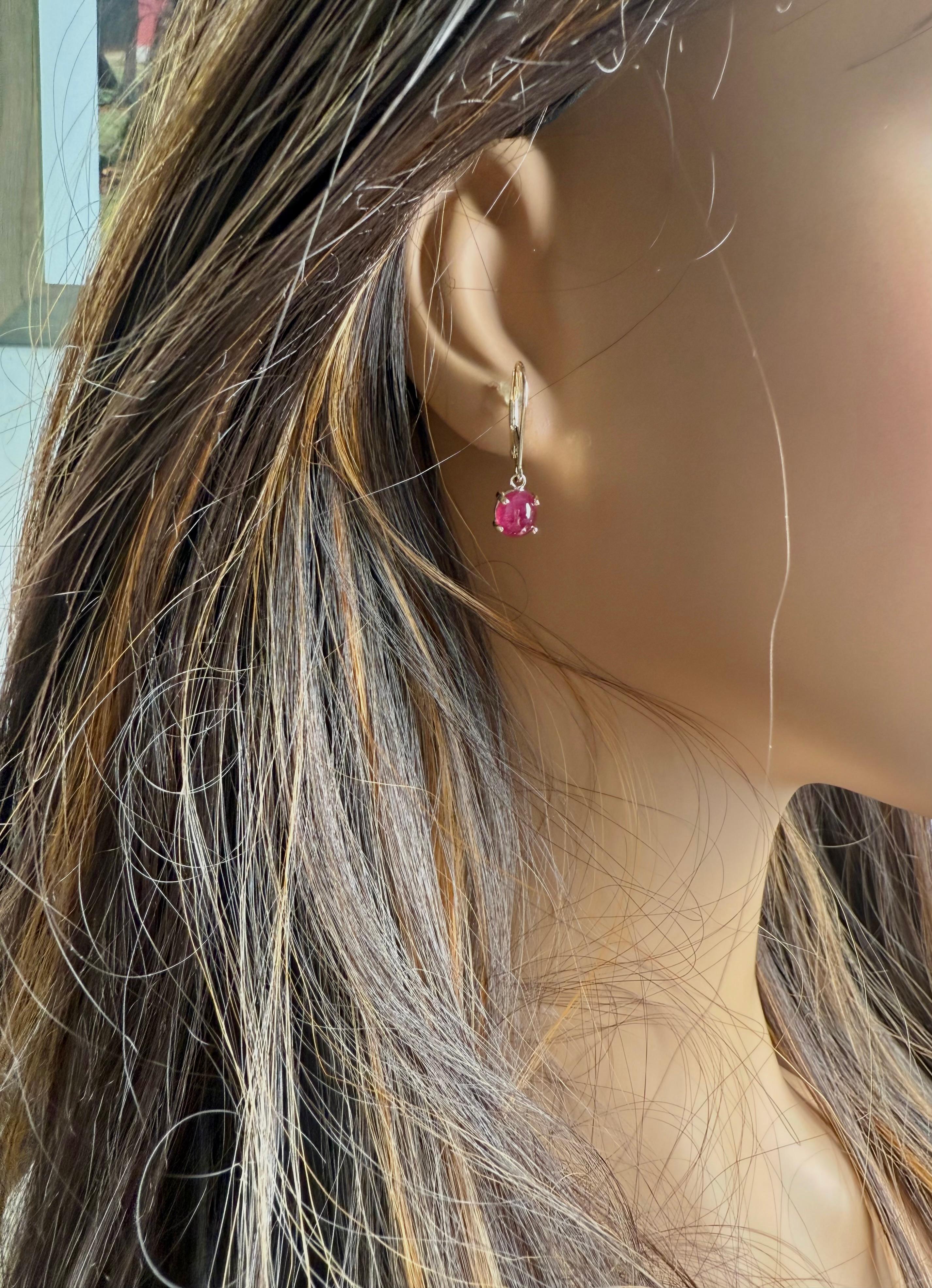 Pendientes de oro amarillo de 14 quilates con rubíes cabujón a juego de 2,50 quilates Cabujón en venta