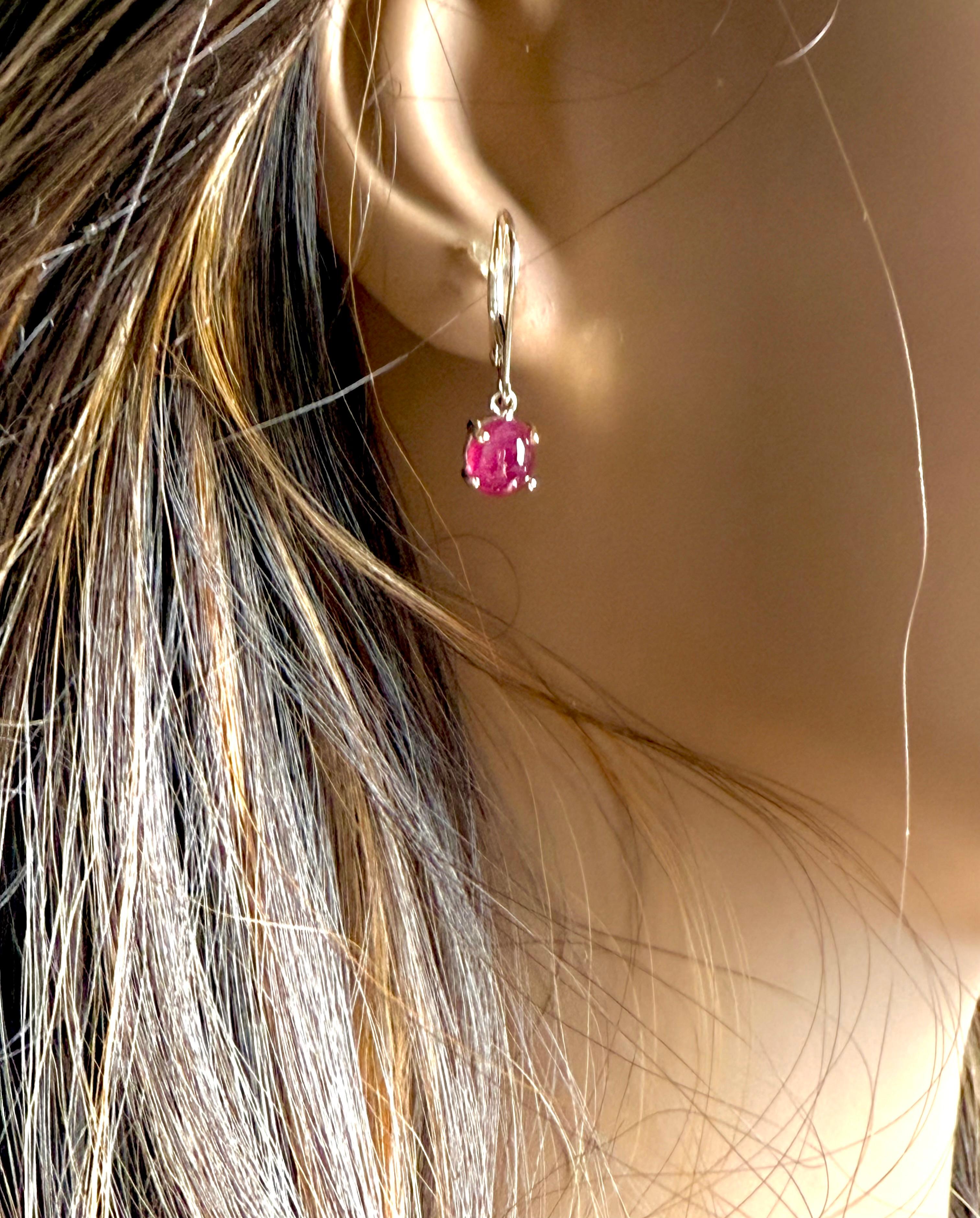 Pendientes de oro amarillo de 14 quilates con rubíes cabujón a juego de 2,50 quilates en Nuevo estado para la venta en New York, NY