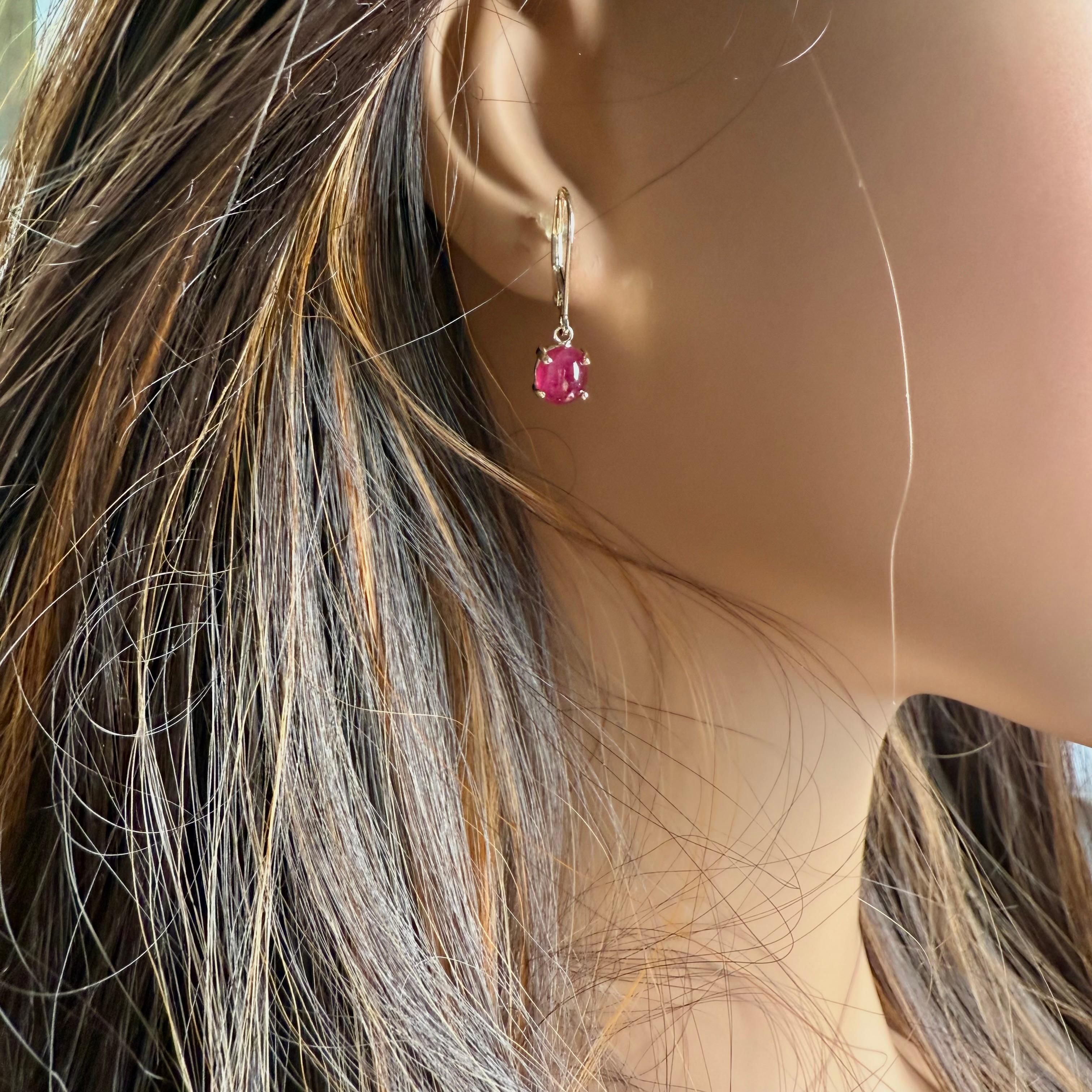 De las mujeres Pendientes de oro amarillo de 14 quilates con rubíes cabujón a juego de 2,50 quilates en venta