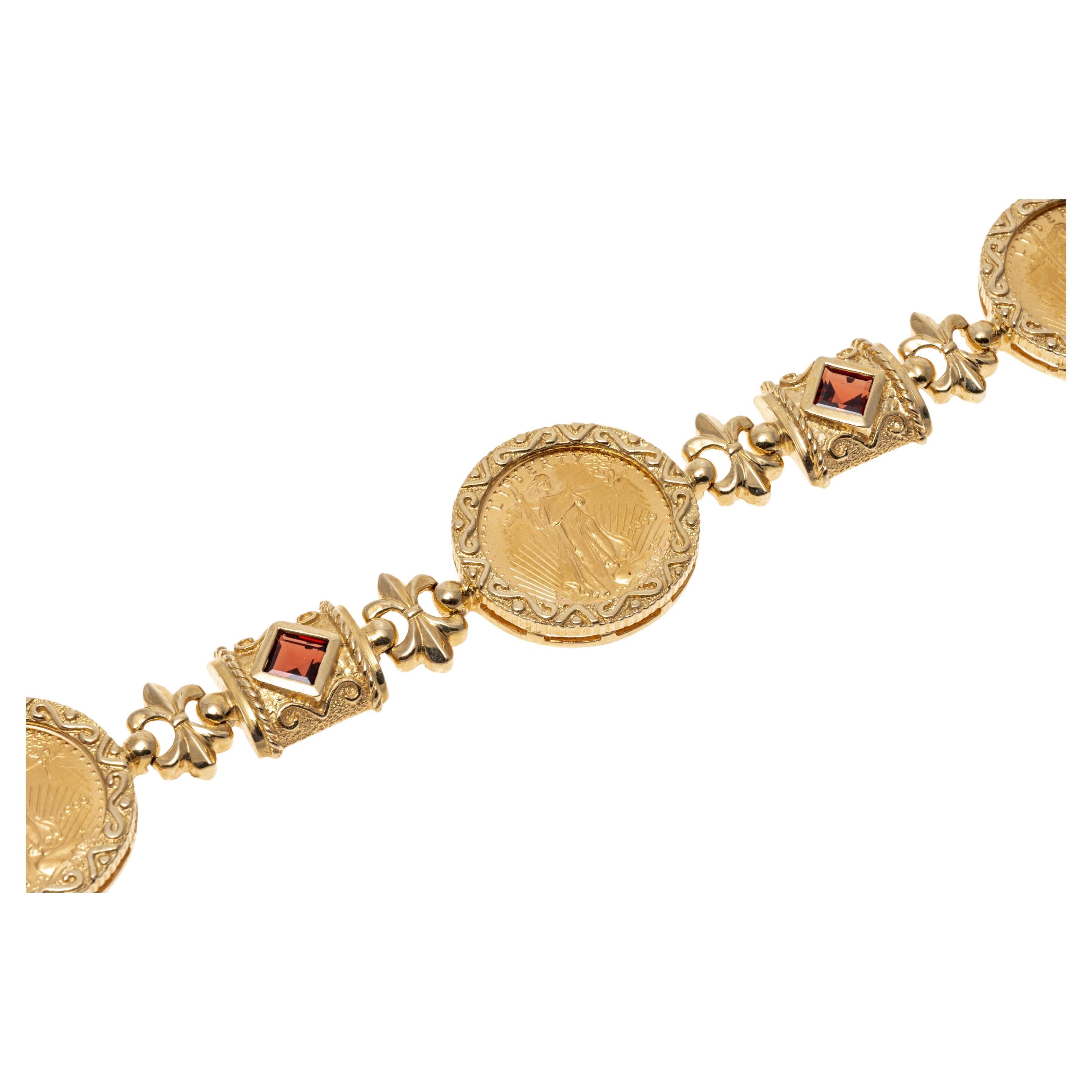 armband aus 14k Gelbgold. Diese markante Armband verfügt über drei Freiheit fünf Dollar 1/10 oz Münzen, 1999, in gemusterten Lünette gesetzt Links, die mit Fleur-de-Lis Links abwechseln, und quadratischen byzantinischen Stil Links, mit auf Punkt