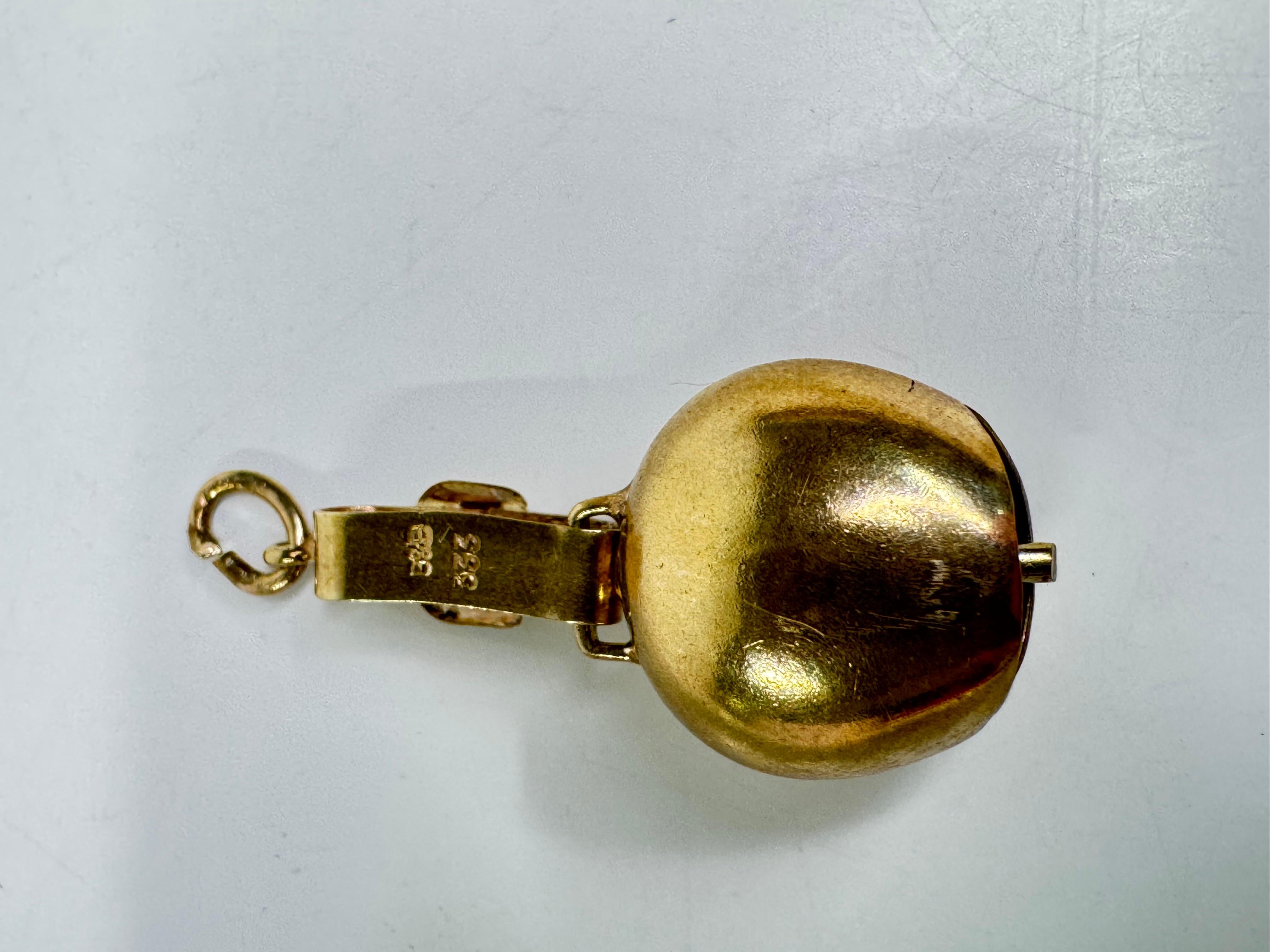 Ajoutez une pièce unique et significative à votre collection avec cette breloque Lichtenstein Bell en or jaune 14K. Elegamment réalisée en or jaune 14 carats, cette cloche miniature présente des détails fins et une finition lisse et polie. La face