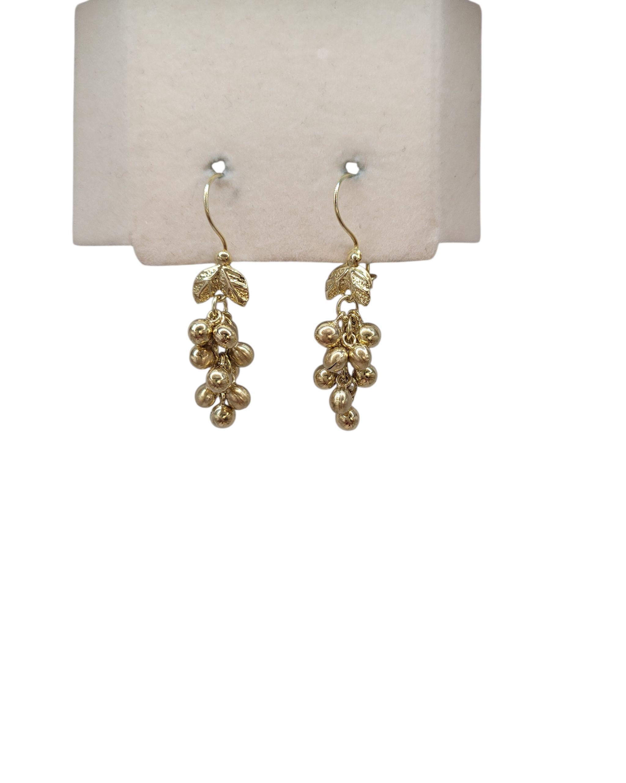 Donna Orecchini con perle d'uva pendenti in oro giallo 14k con finitura opaca #23211 in vendita