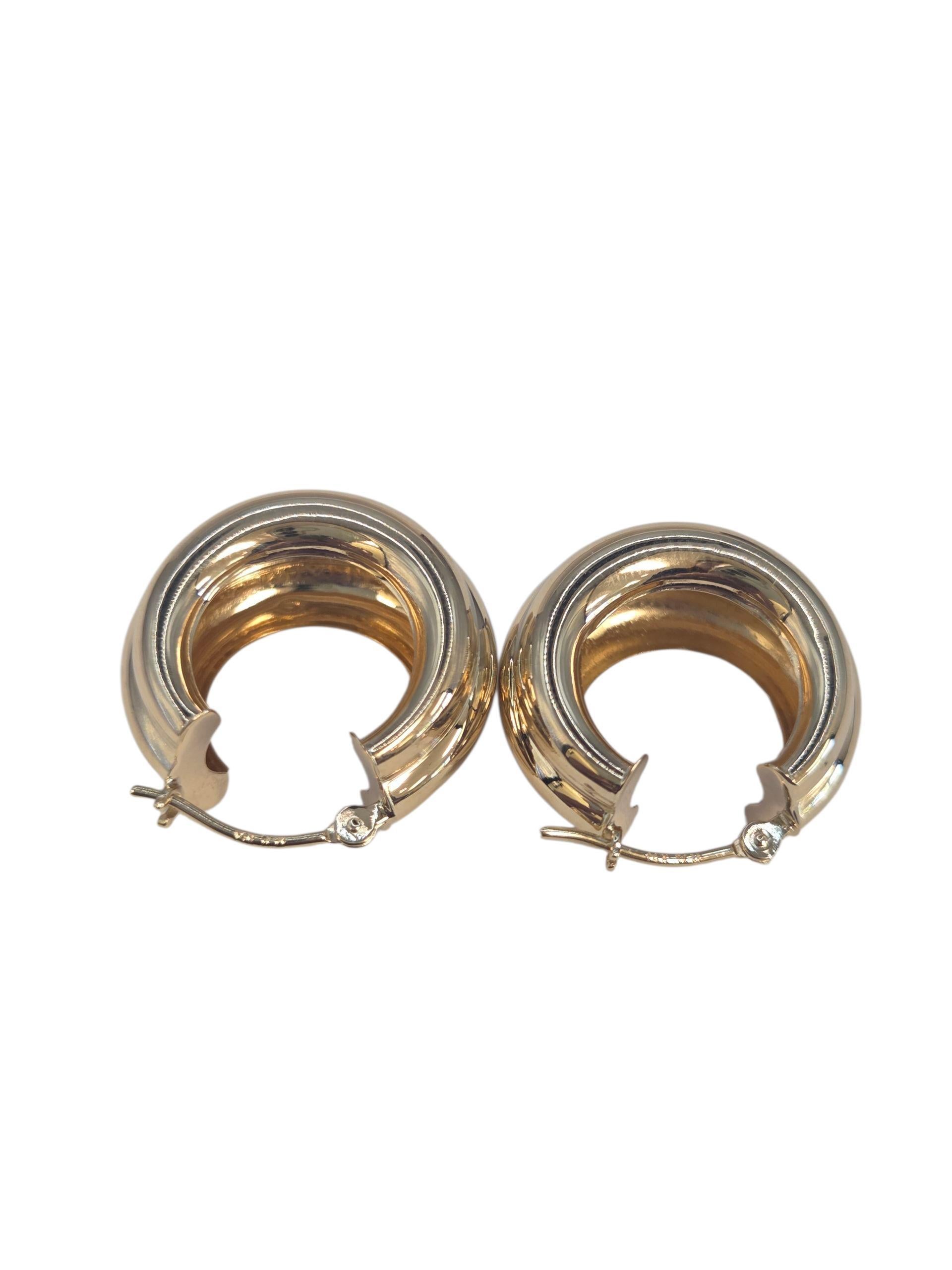 Boucles d'oreilles Huggie en or jaune 14K #23536 Bon état - En vente à Washington Depot, CT