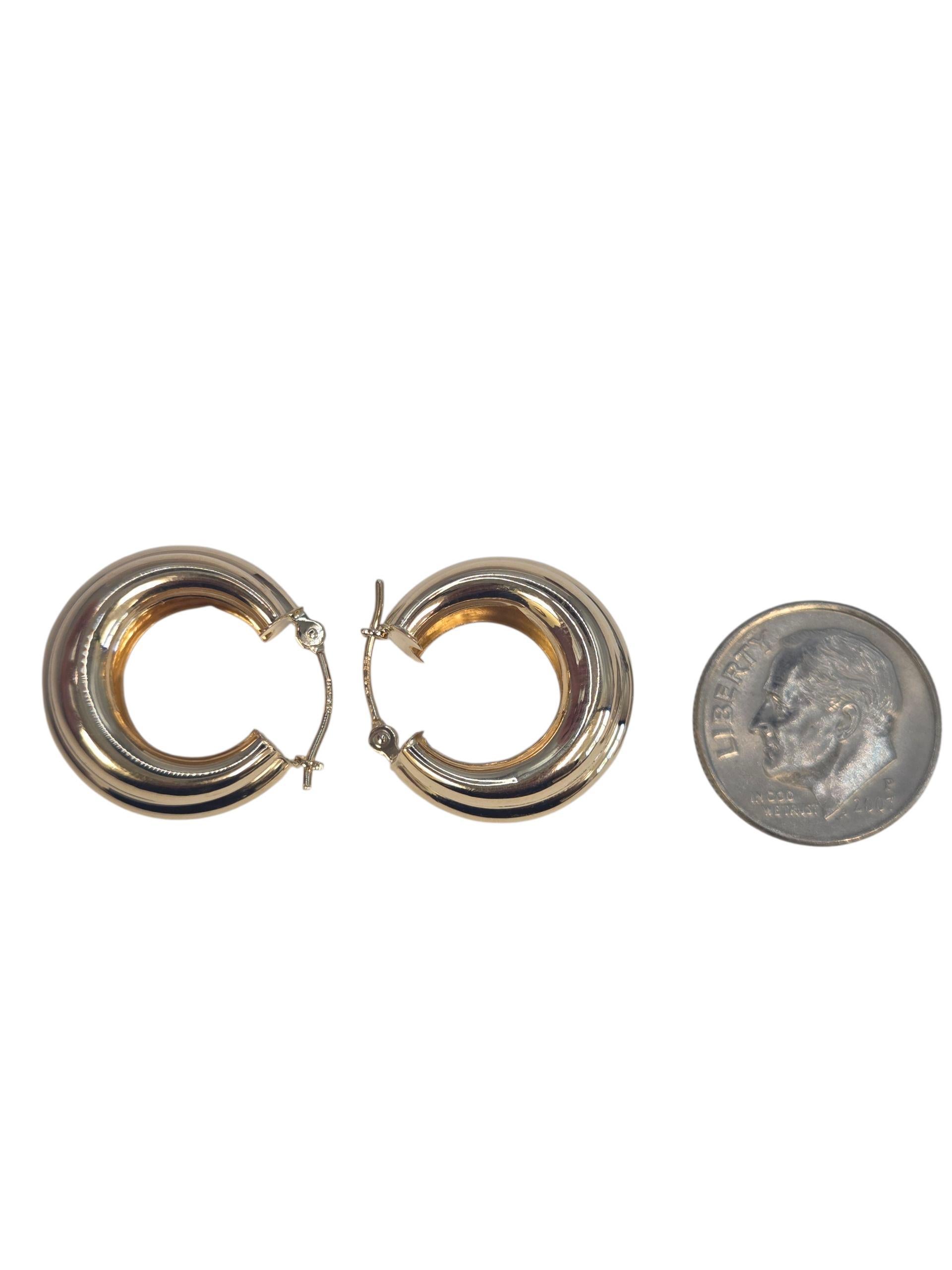 Boucles d'oreilles Huggie en or jaune 14K #23536 en vente 2