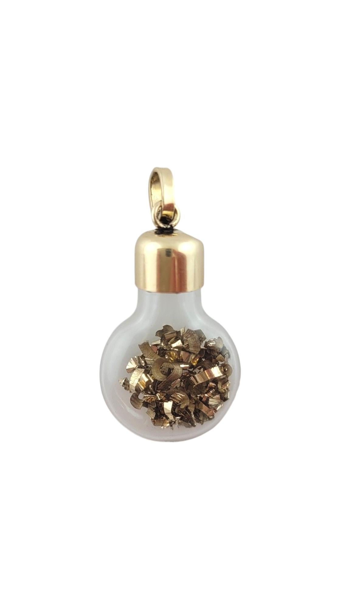 Charm d'ampoule Vintage en or jaune 14K -

Ce charme en forme d'ampoule illumine votre style. 

Taille : 25.5mm X 16.6mm 

Poids : 2,2 g/ 1,4dwt

Hallmark : r 14

*Chaîne non incluse*

Très bon état, polissage professionnel.

Il sera emballé dans