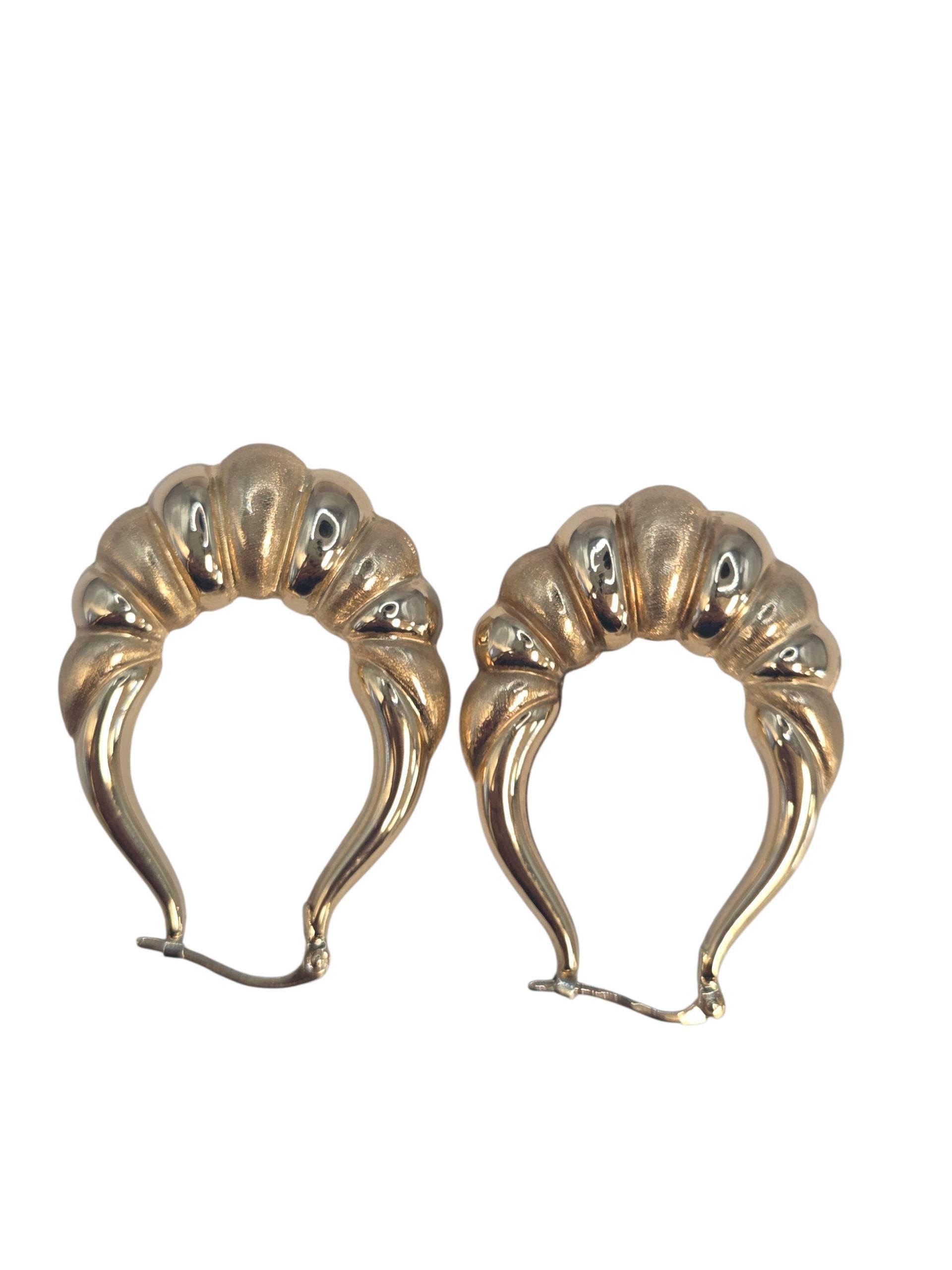 Contemporaneo Orecchini a cerchio stile gambero in oro giallo 14K con texture leggera #23545 in vendita