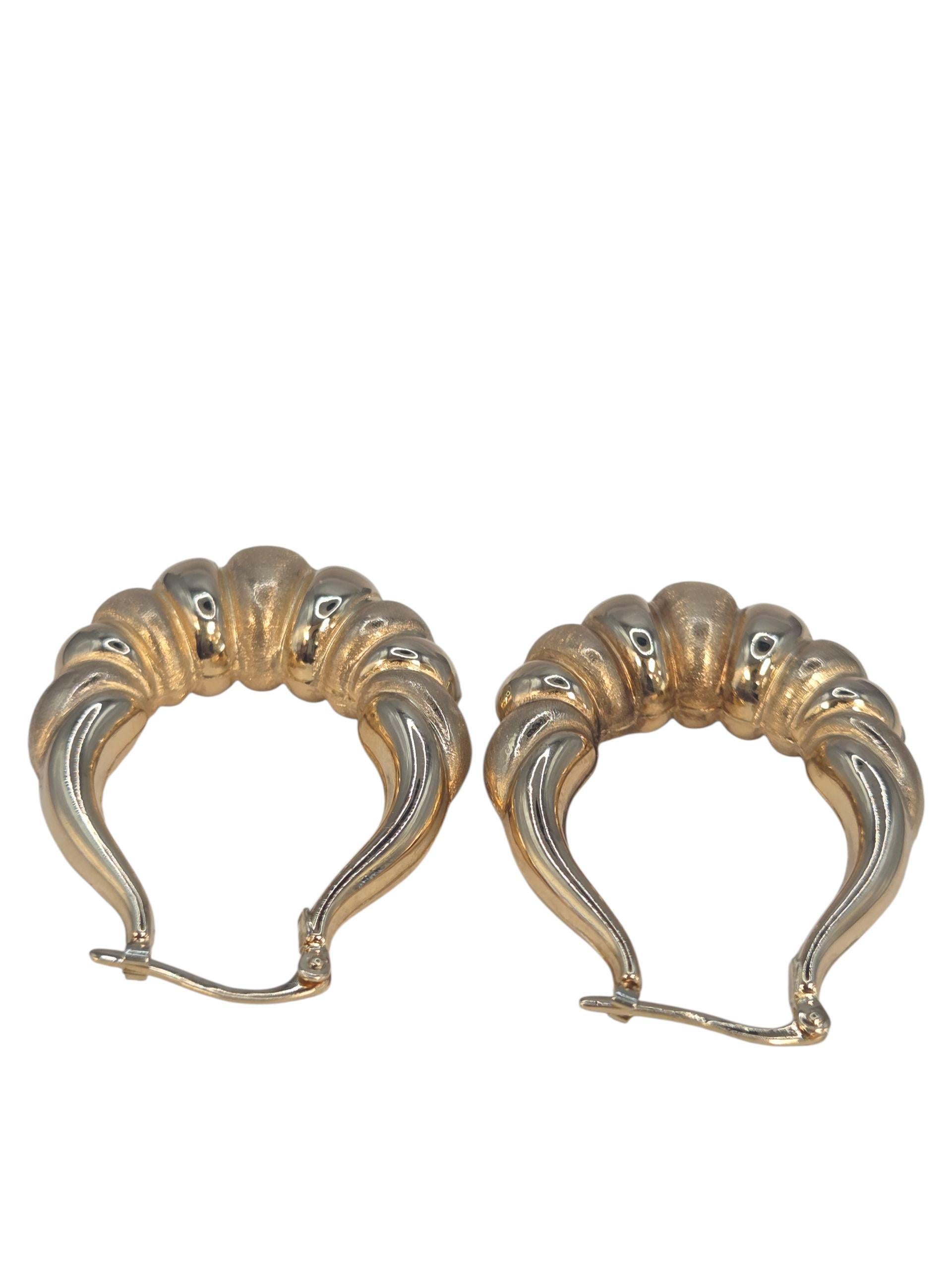 Orecchini a cerchio stile gambero in oro giallo 14K con texture leggera #23545 In condizioni buone in vendita a Washington Depot, CT