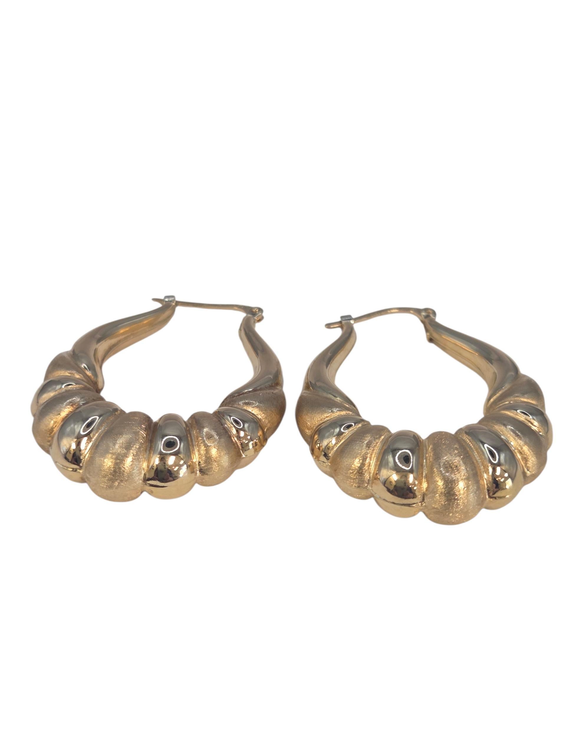 Orecchini a cerchio stile gambero in oro giallo 14K con texture leggera #23545 in vendita 1