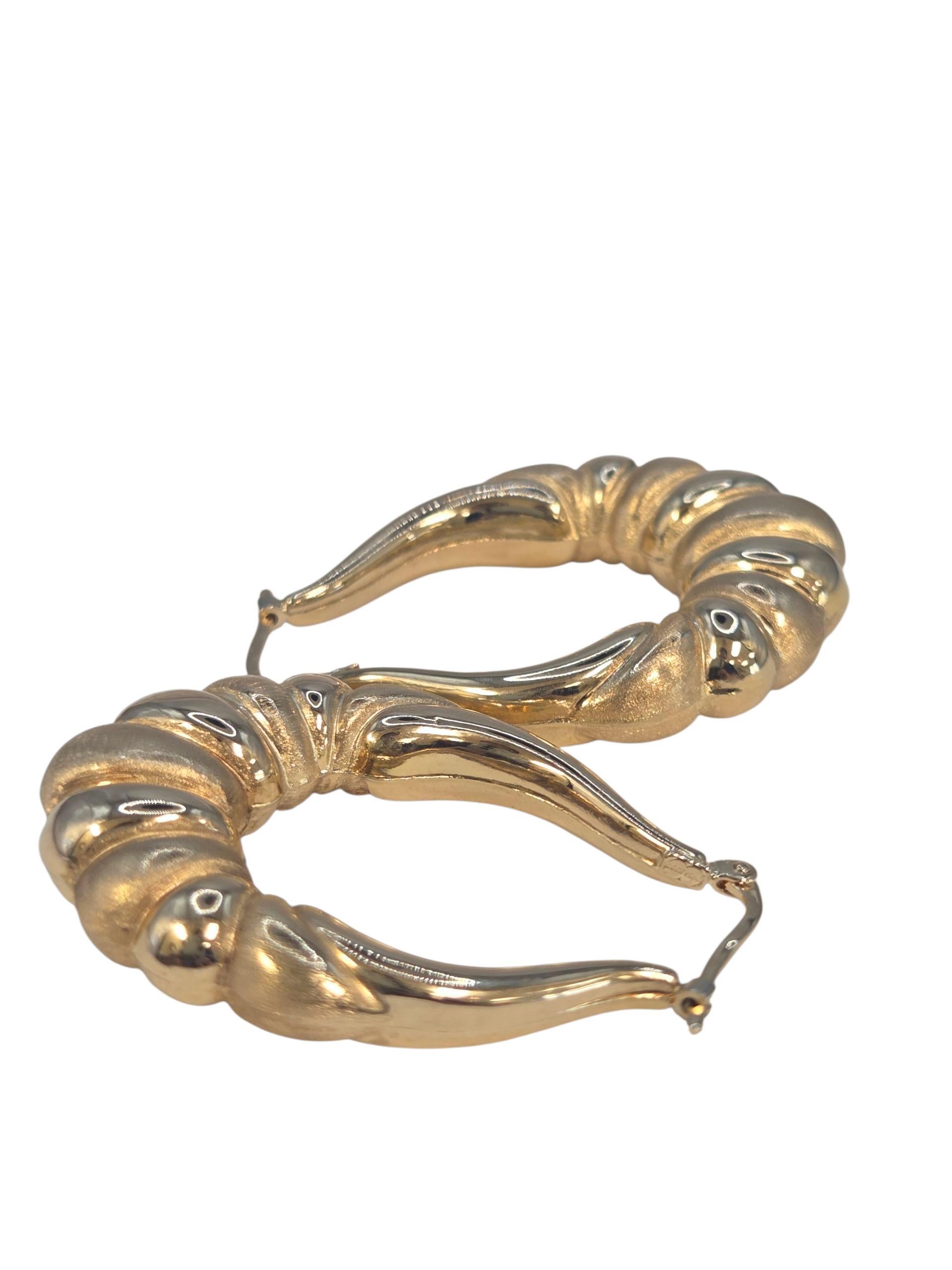 Orecchini a cerchio stile gambero in oro giallo 14K con texture leggera #23545 in vendita 2