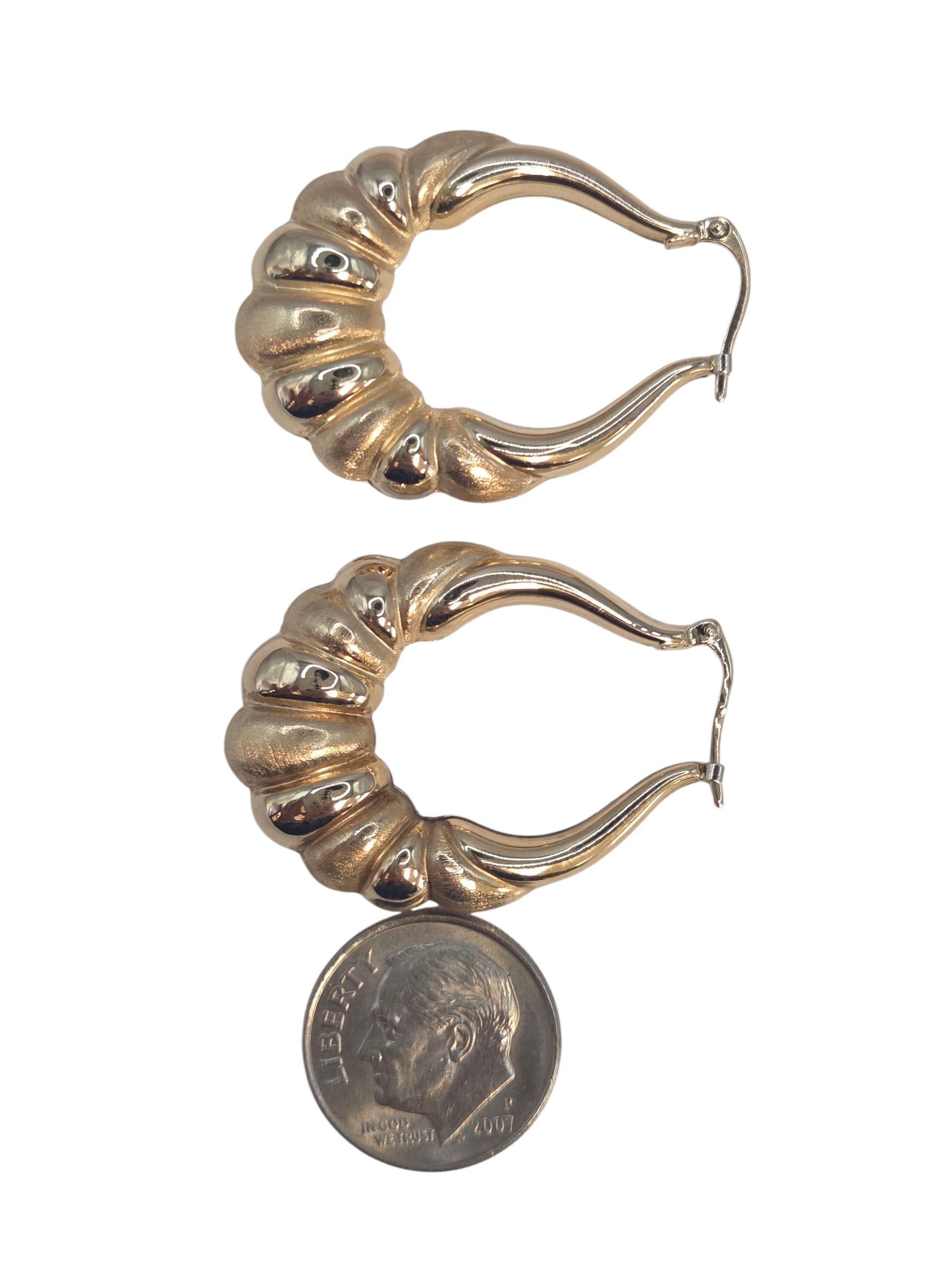 Orecchini a cerchio stile gambero in oro giallo 14K con texture leggera #23545 in vendita 3